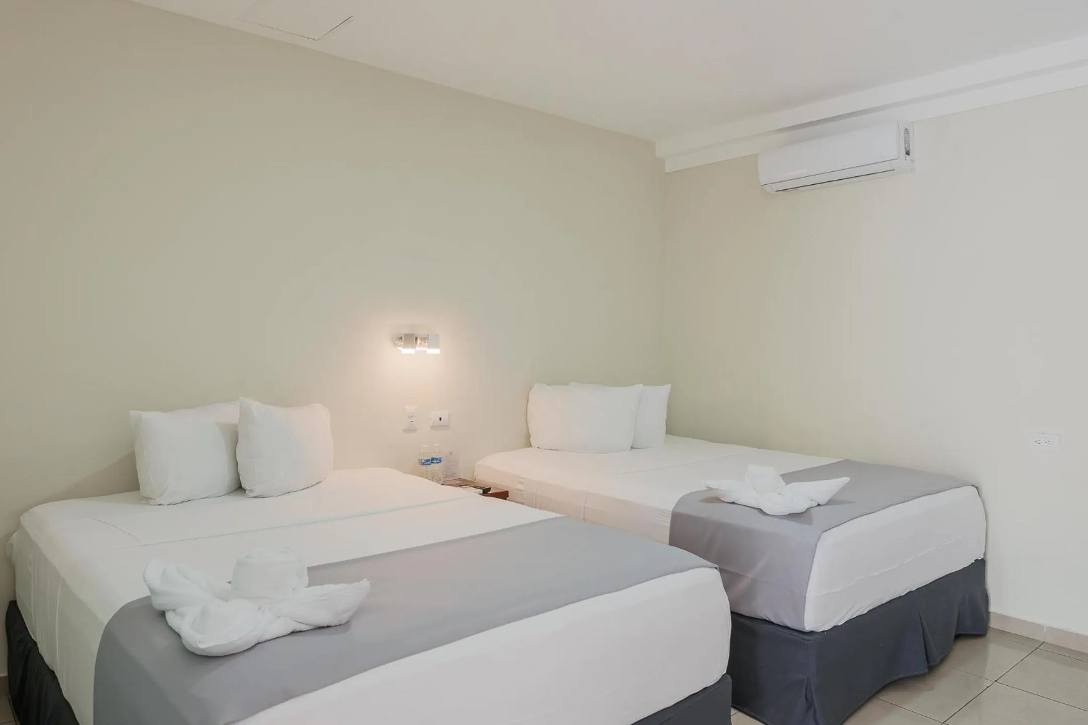 Bed in Hotel Windsor Plaza