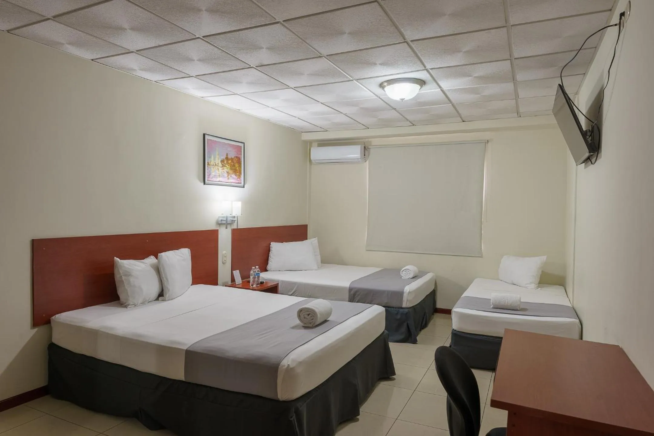 Bed in Hotel Windsor Plaza