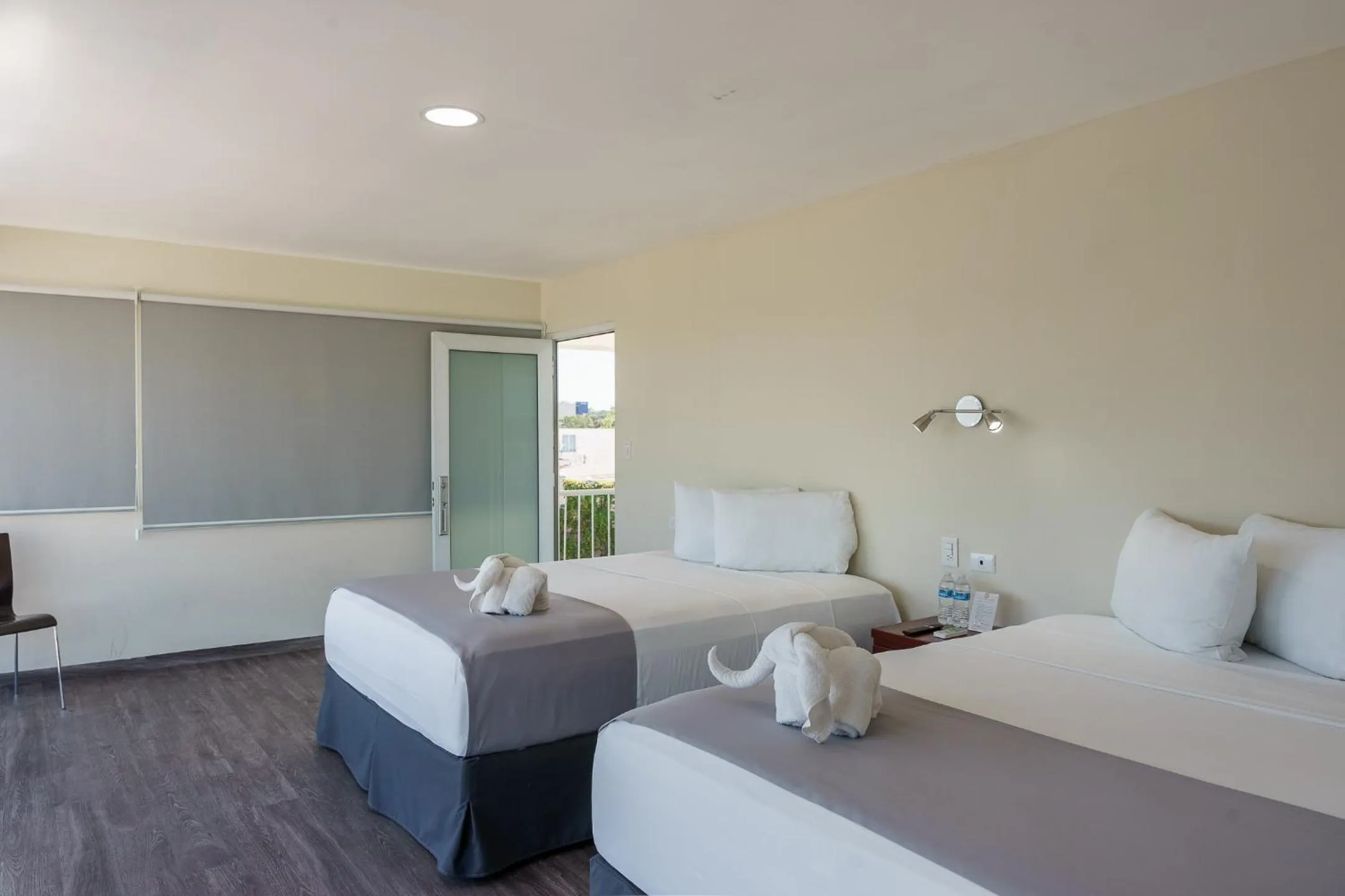 Bed in Hotel Windsor Plaza