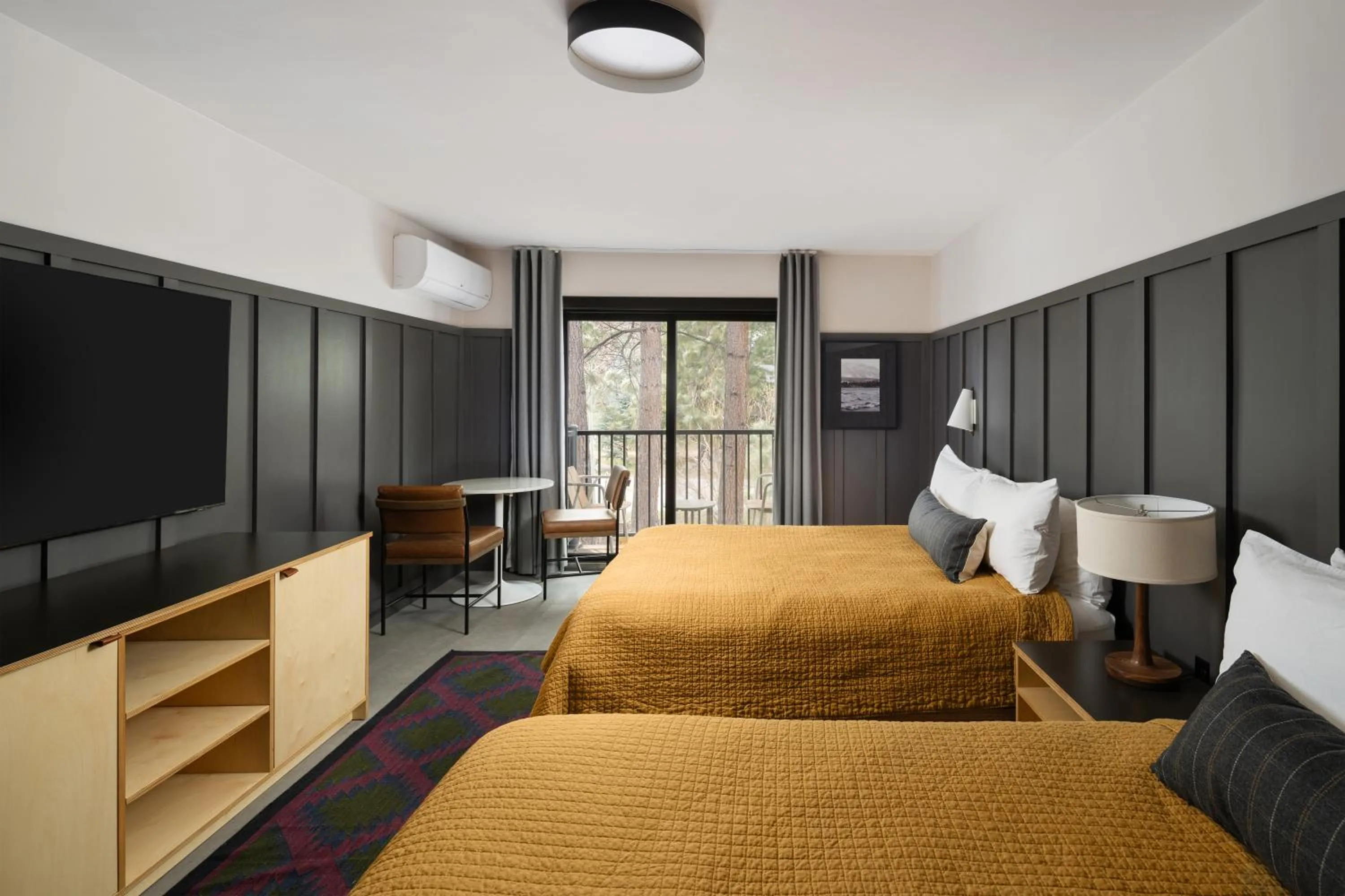 Bedroom, Bed in The Coachman Hotel