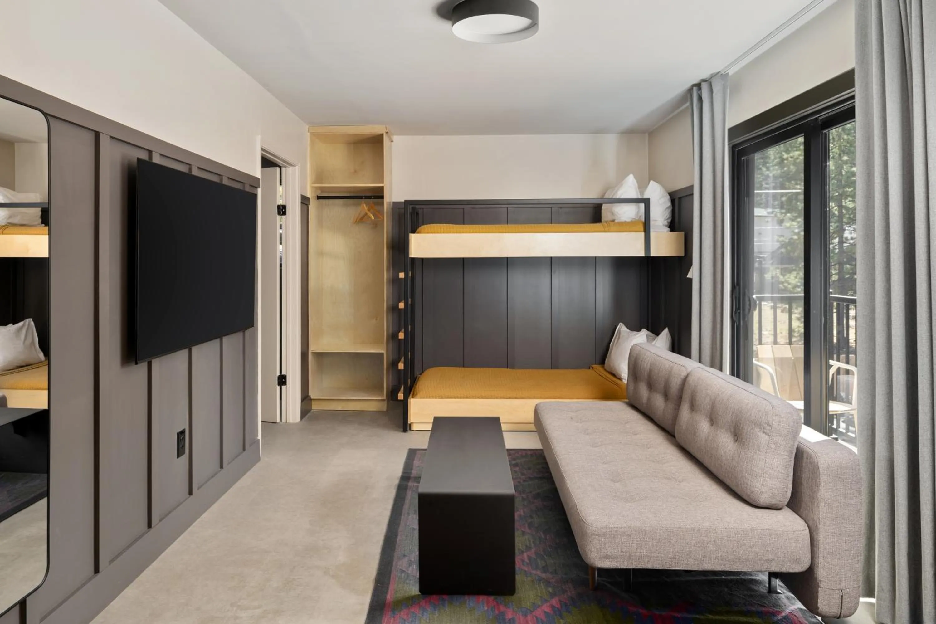 Living room, Bed in The Coachman Hotel