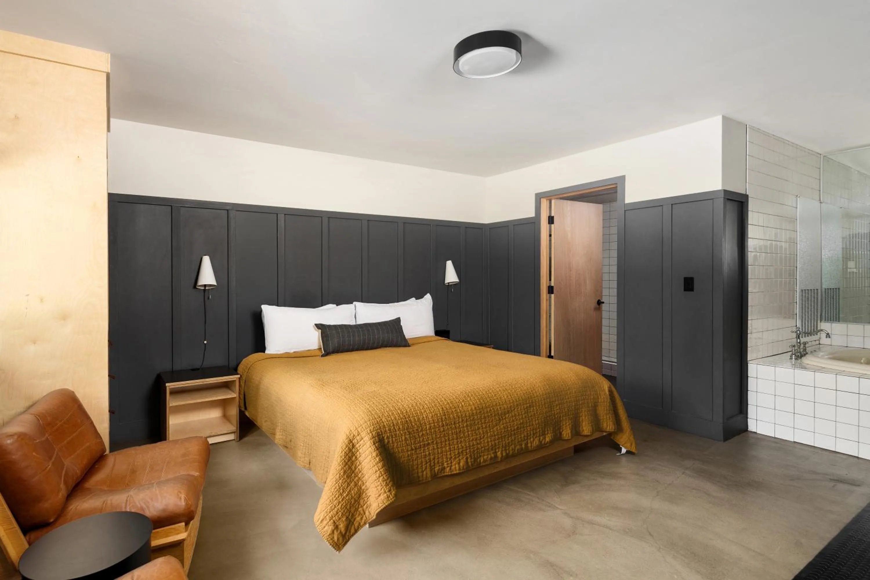 Bedroom, Bed in The Coachman Hotel