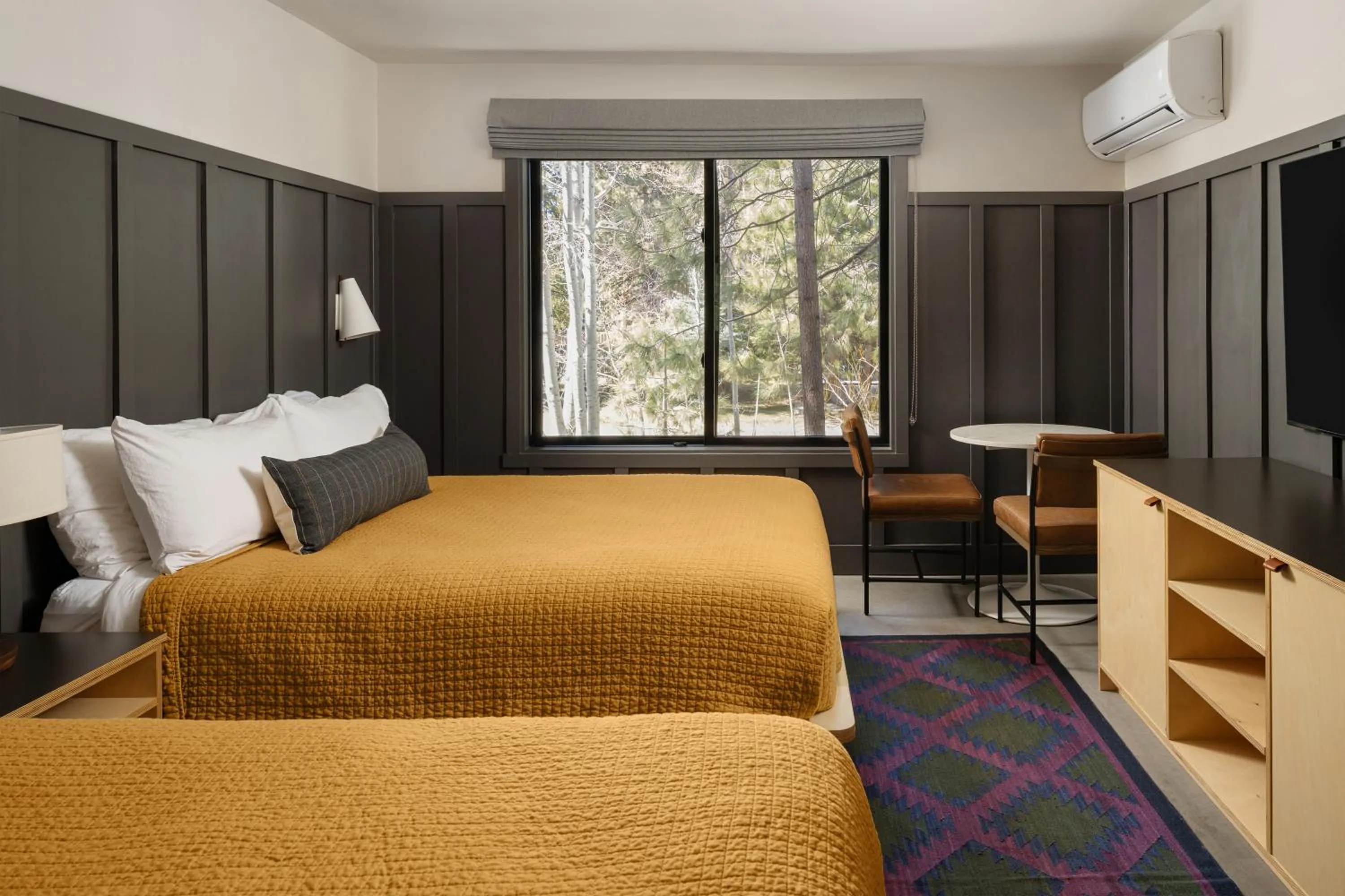 Bedroom, Bed in The Coachman Hotel