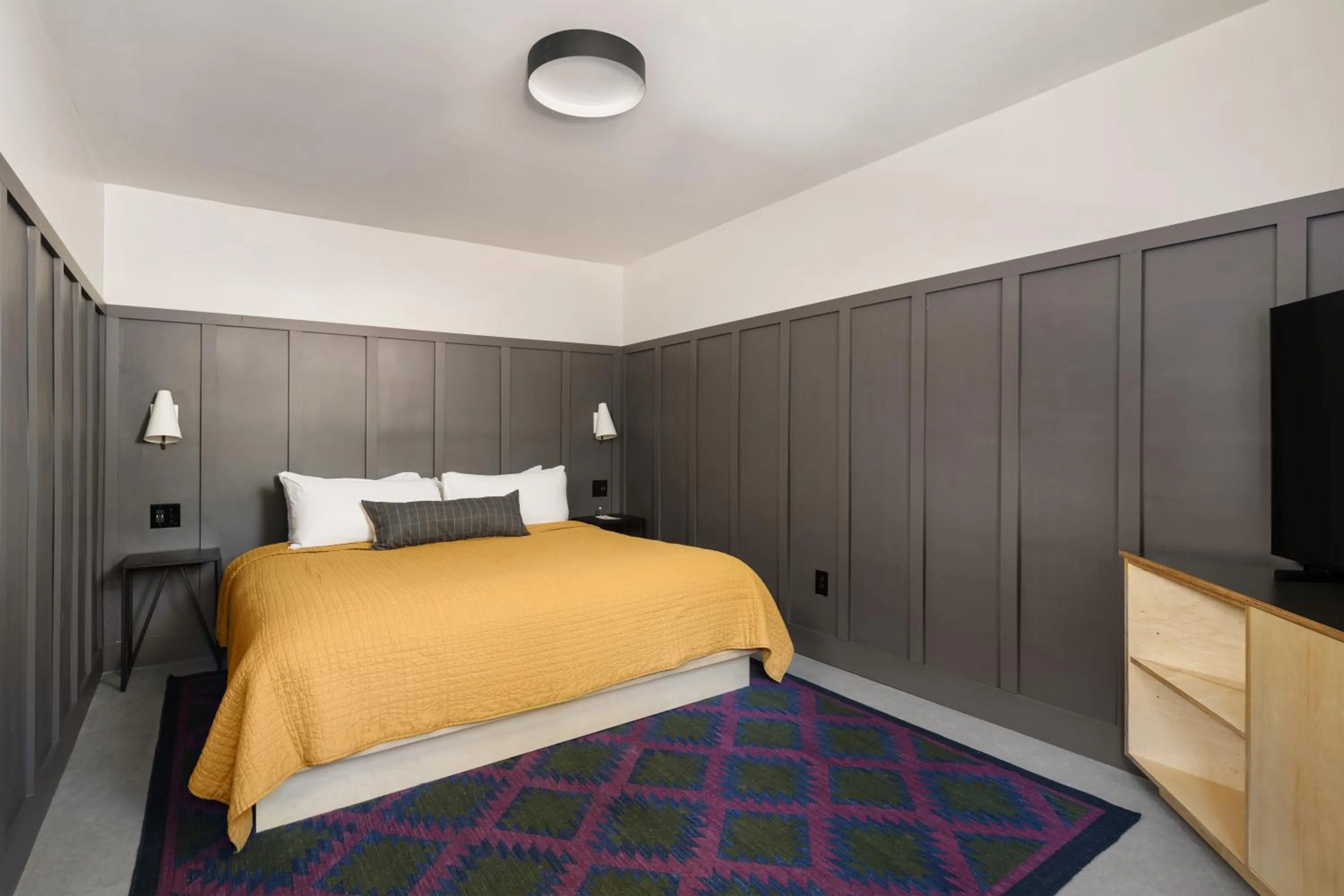 Bedroom, Bed in The Coachman Hotel