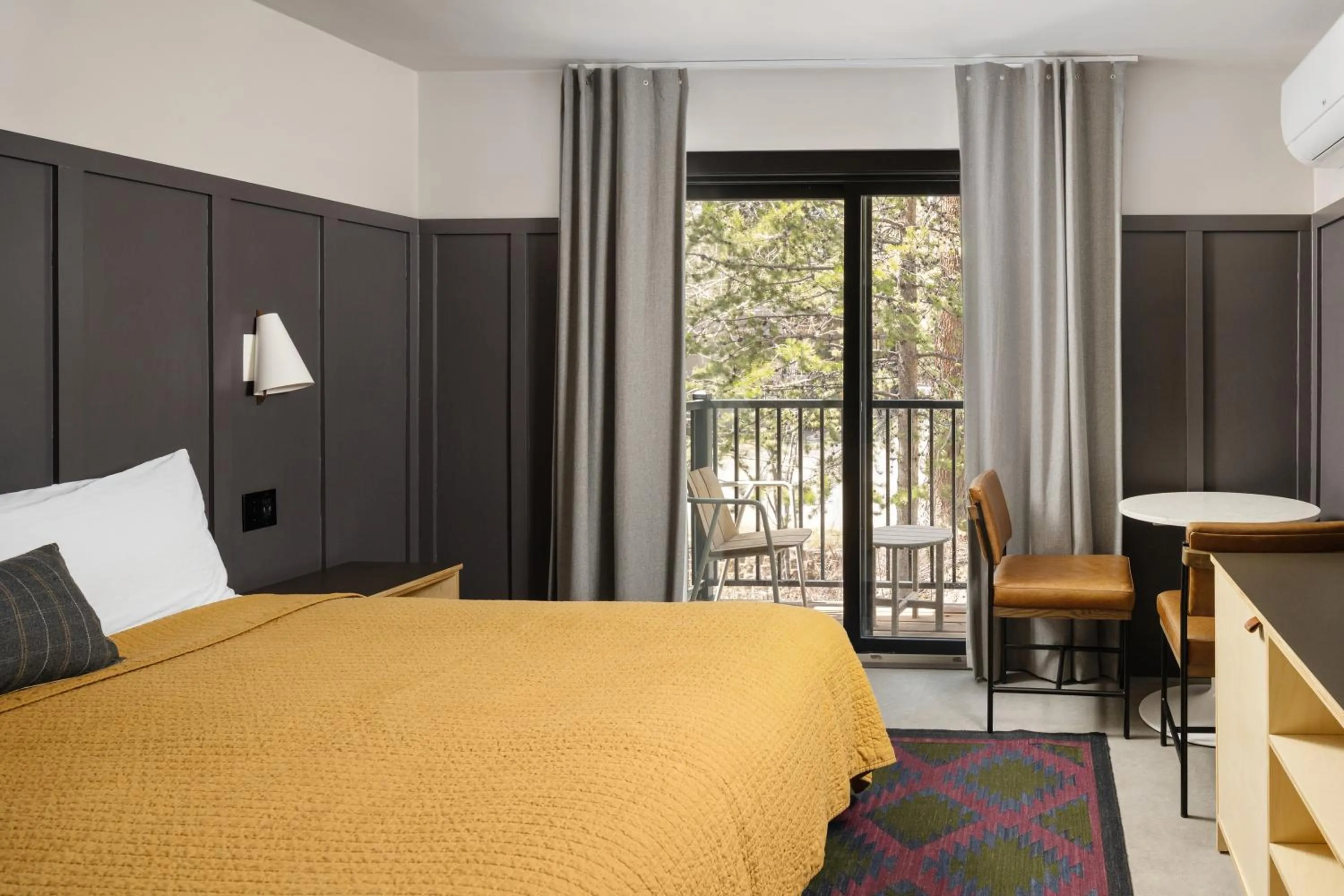 Bedroom, Bed in The Coachman Hotel