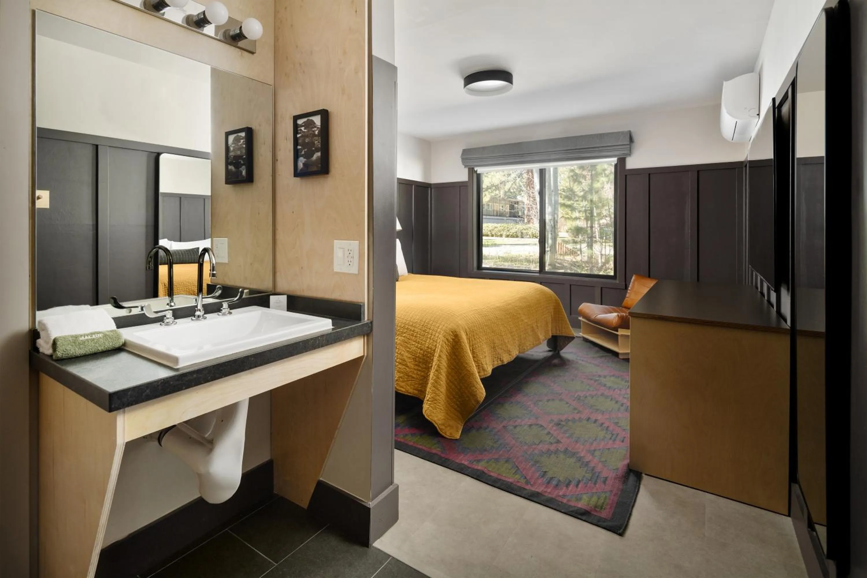 Bedroom, Bed in The Coachman Hotel