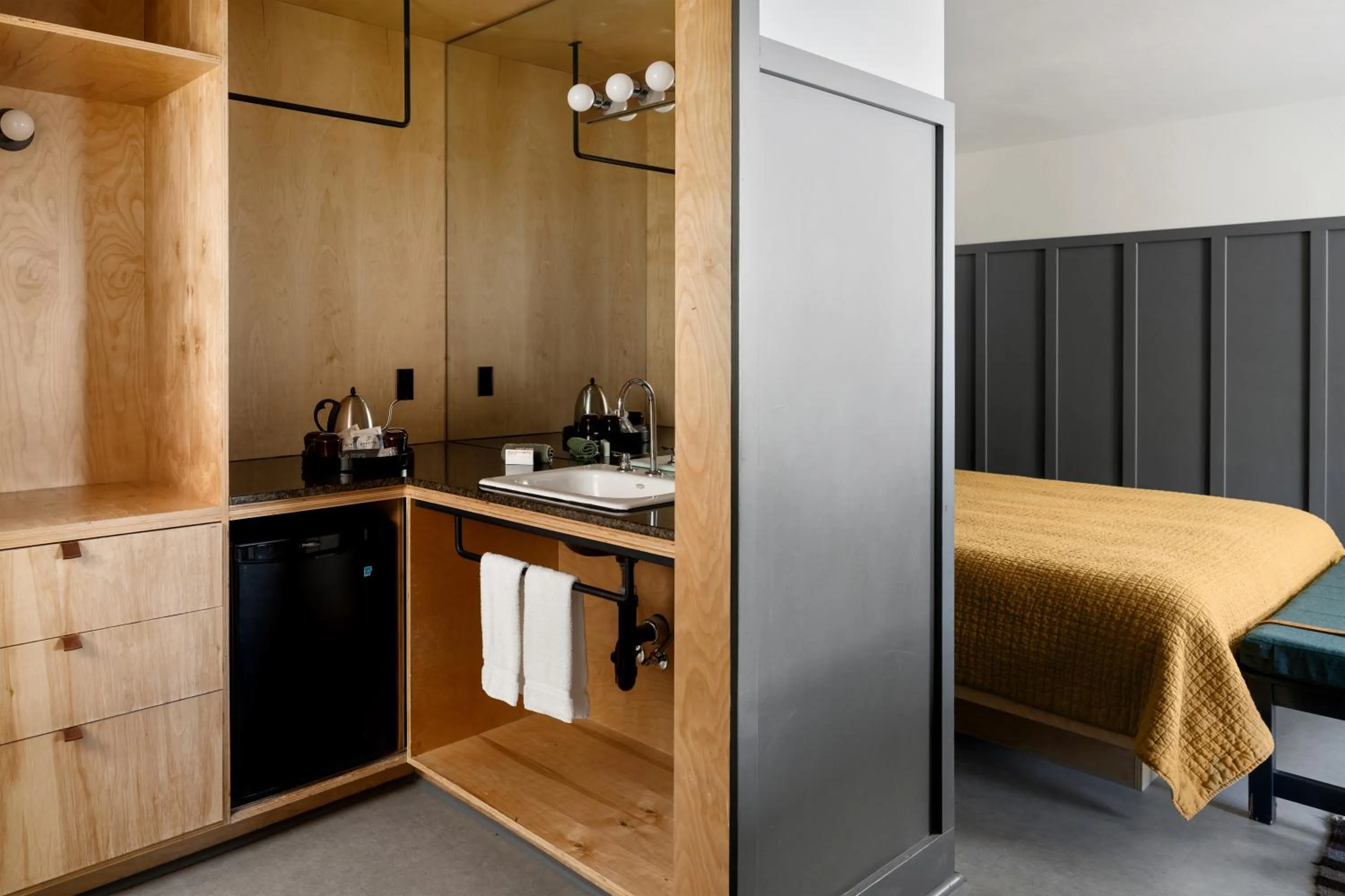 Bathroom, Bed in The Coachman Hotel