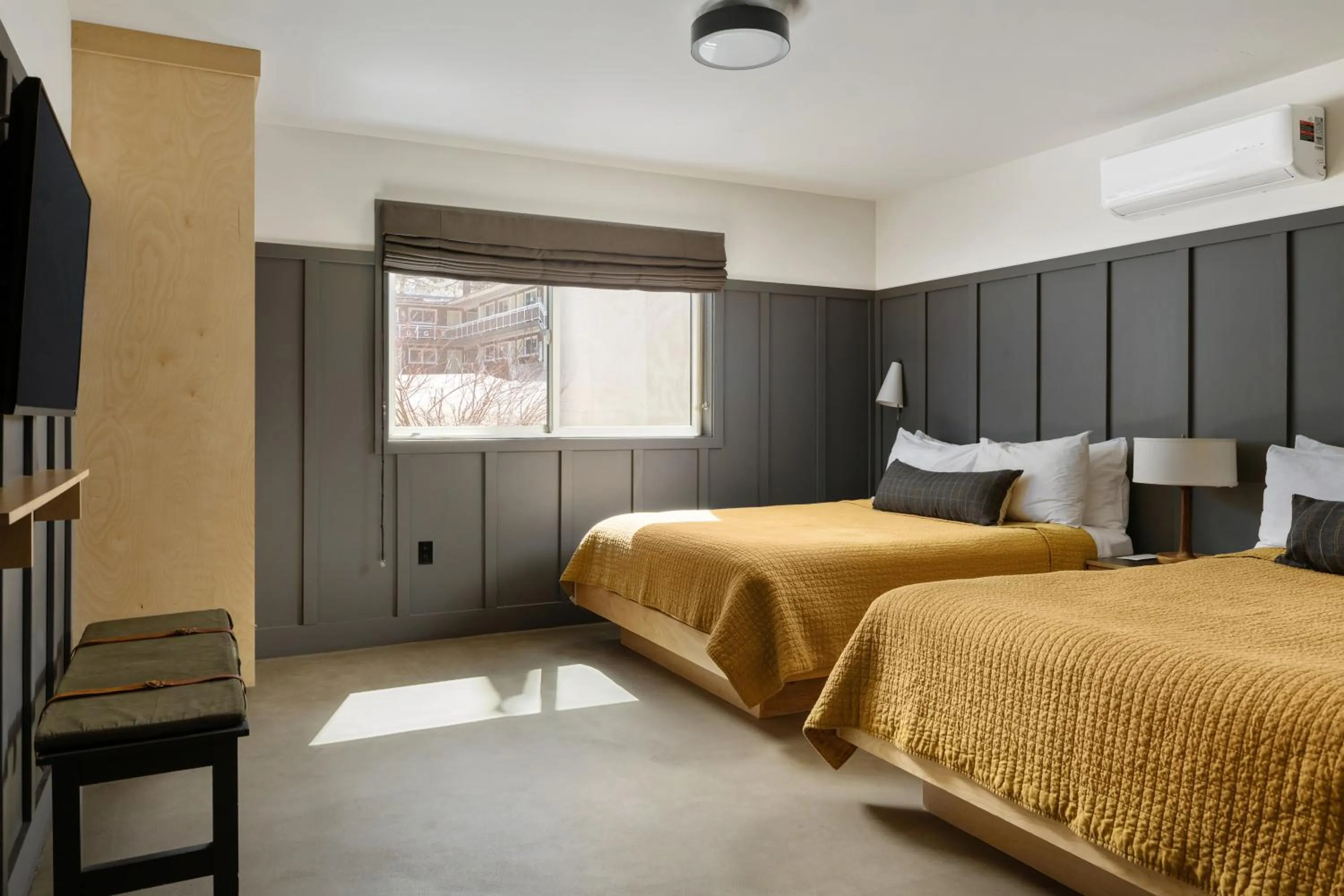 Bedroom, Bed in The Coachman Hotel