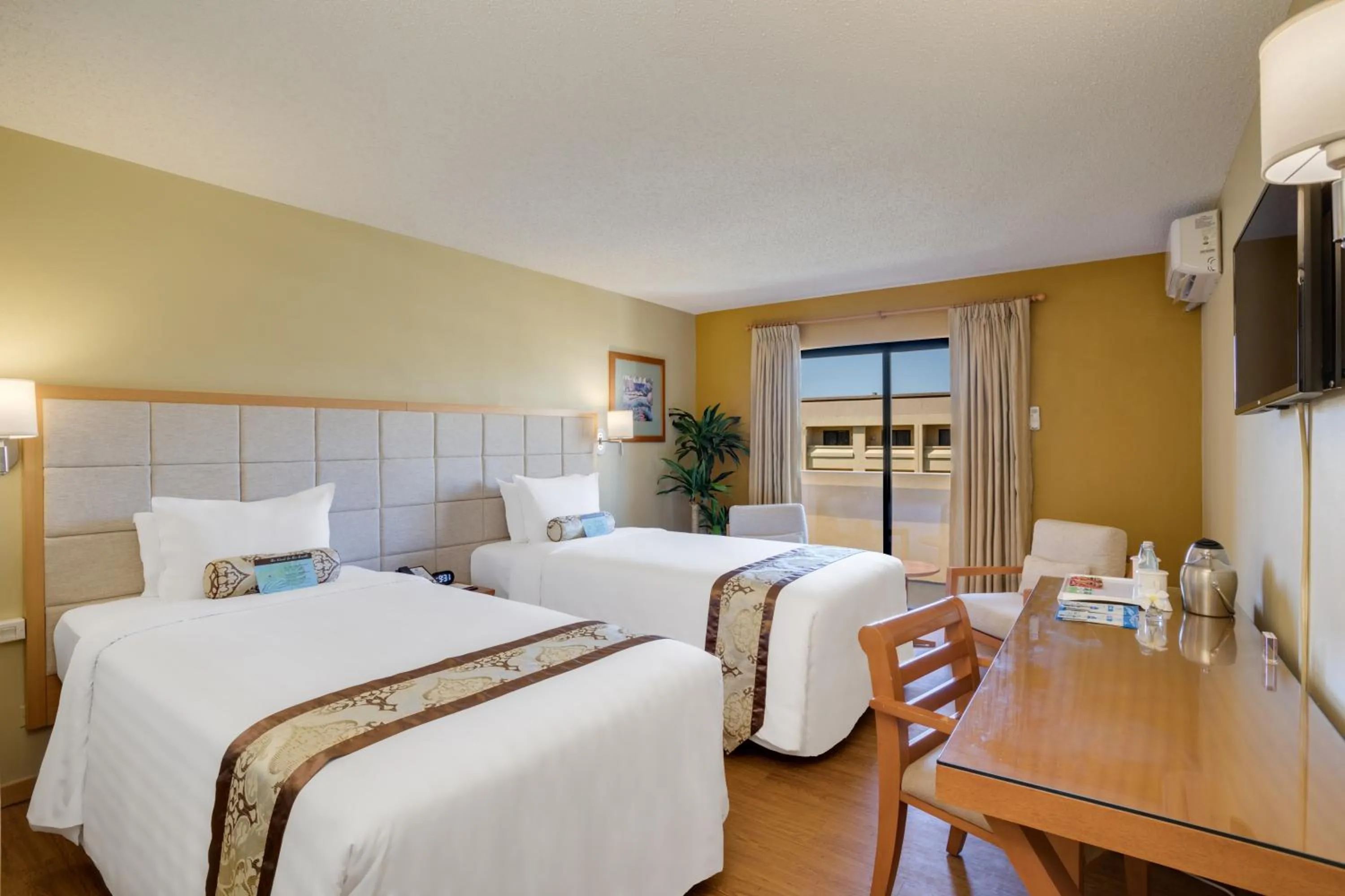 Bedroom, Bed in Guam Plaza Resort