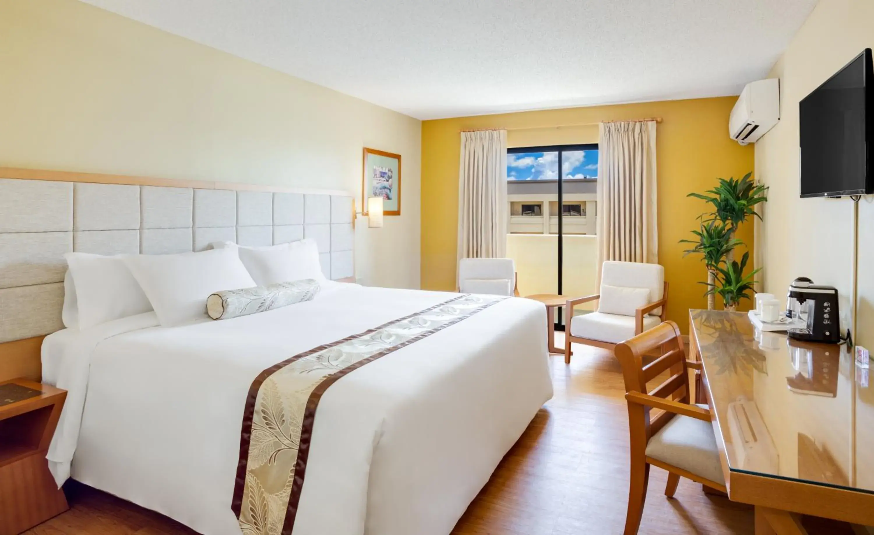 Deluxe King Room in Guam Plaza Resort Deluxe King Room in Guam Plaza Resort