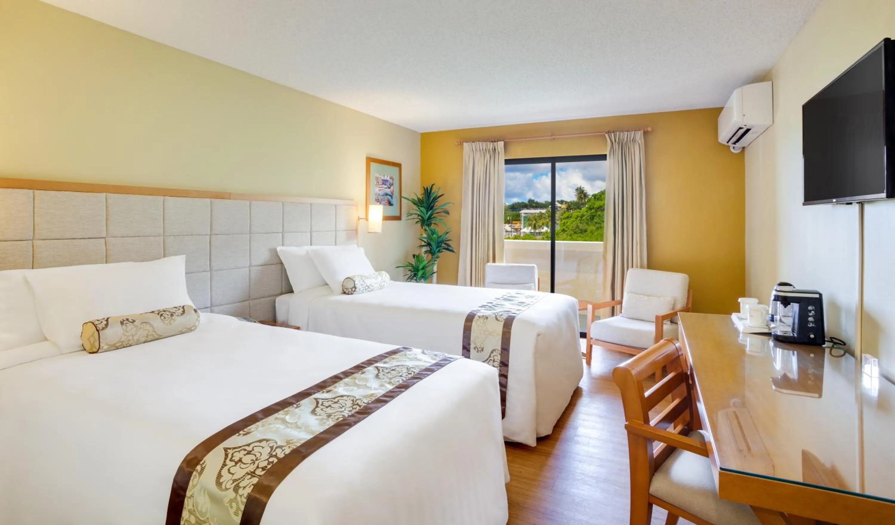 Bedroom, Bed in Guam Plaza Resort