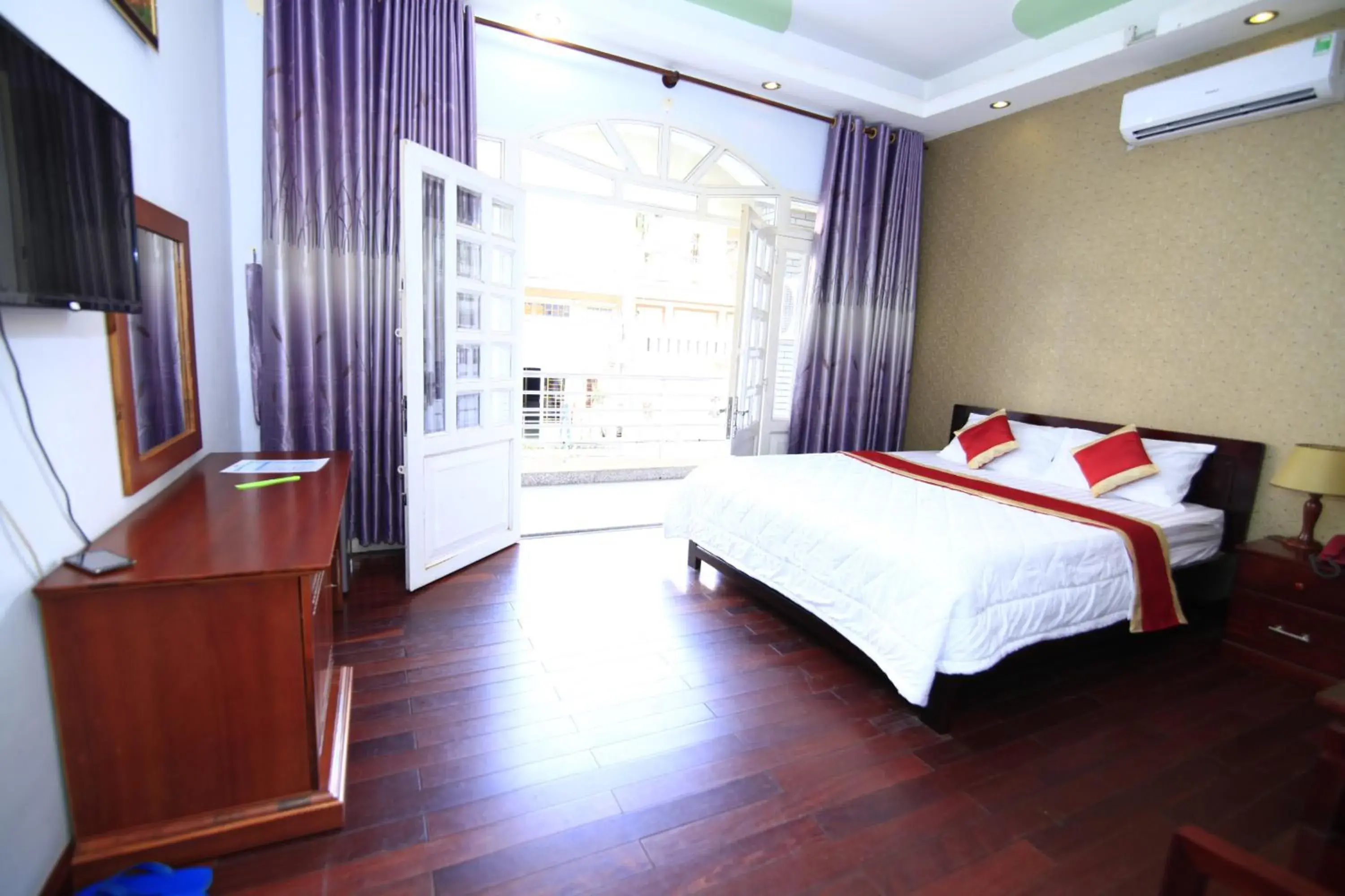 Photo of the whole room, Bed in Truong Giang Hotel Photo of the whole room, Bed in Truong Giang Hotel