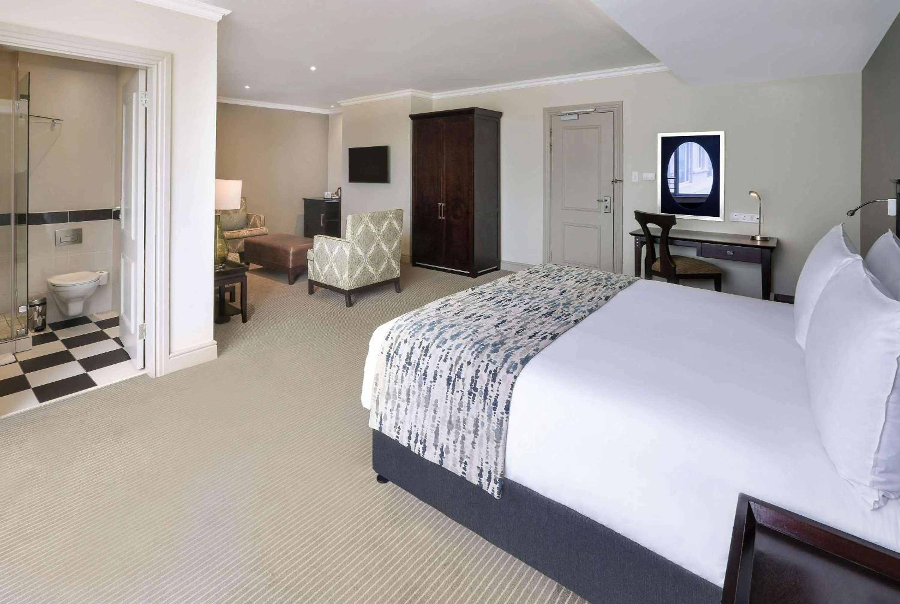 Photo of the whole room, Bed in Southern Sun The Marine