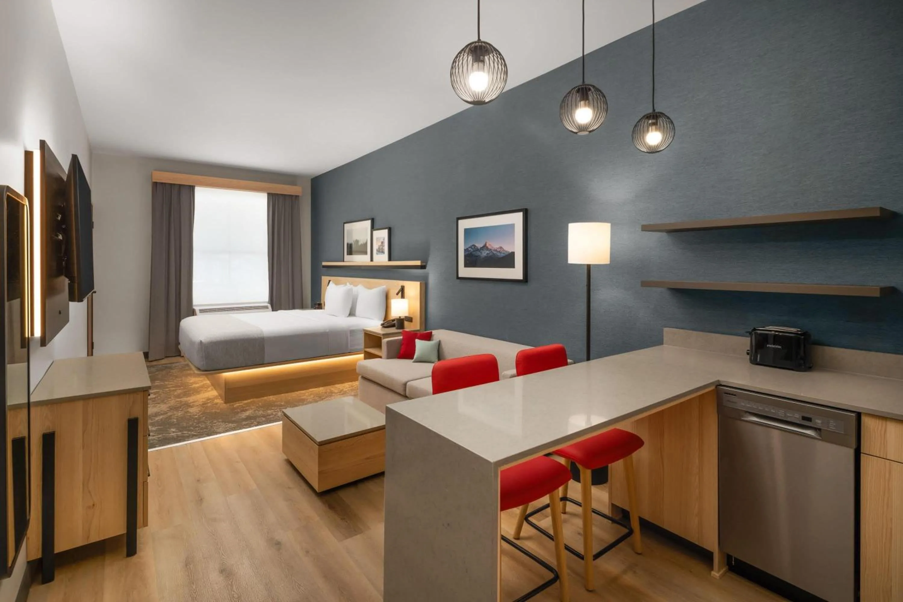 Photo of the whole room, Bed in Hawthorn Extended Stay by Wyndham Leavenworth
