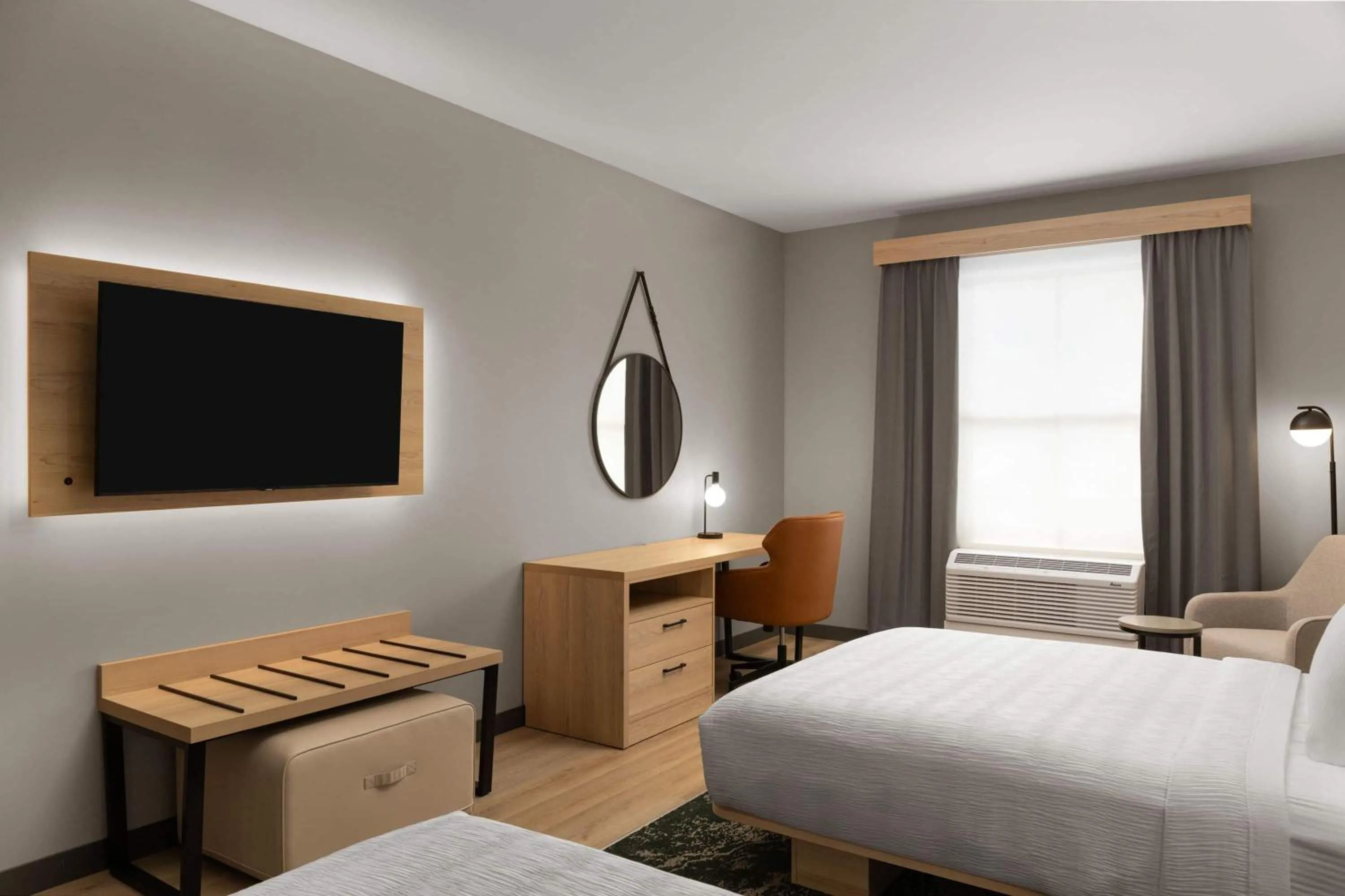 Queen Room with Two Queen Beds, Mobility Access and Bathtub with Grab Bars, Non-Smoking in La Quinta Inn and Suites by Wyndham Leavenworth