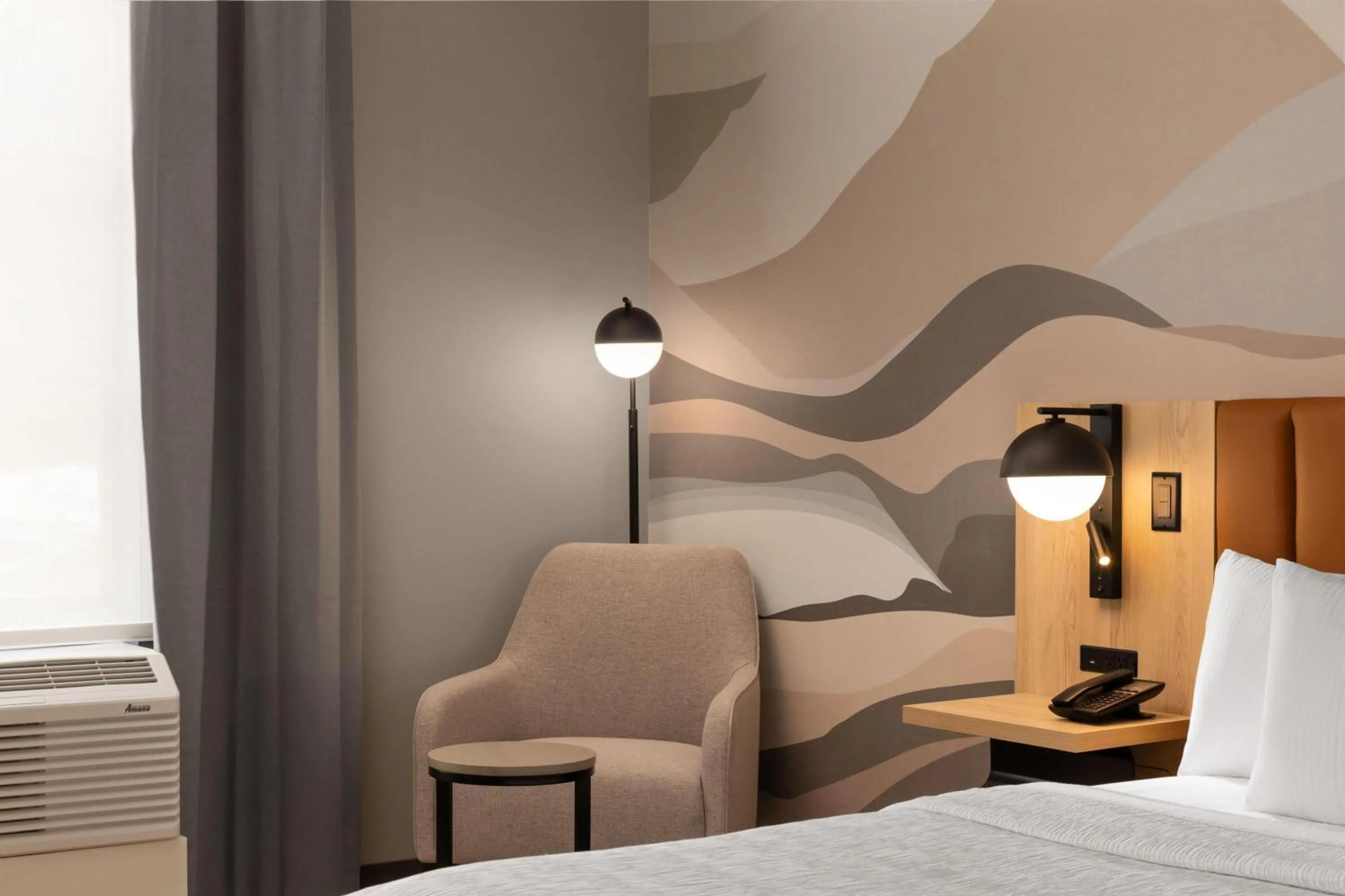 King Room with Roll-in Shower - Mobility Access/Non-Smoking in La Quinta Inn and Suites by Wyndham Leavenworth