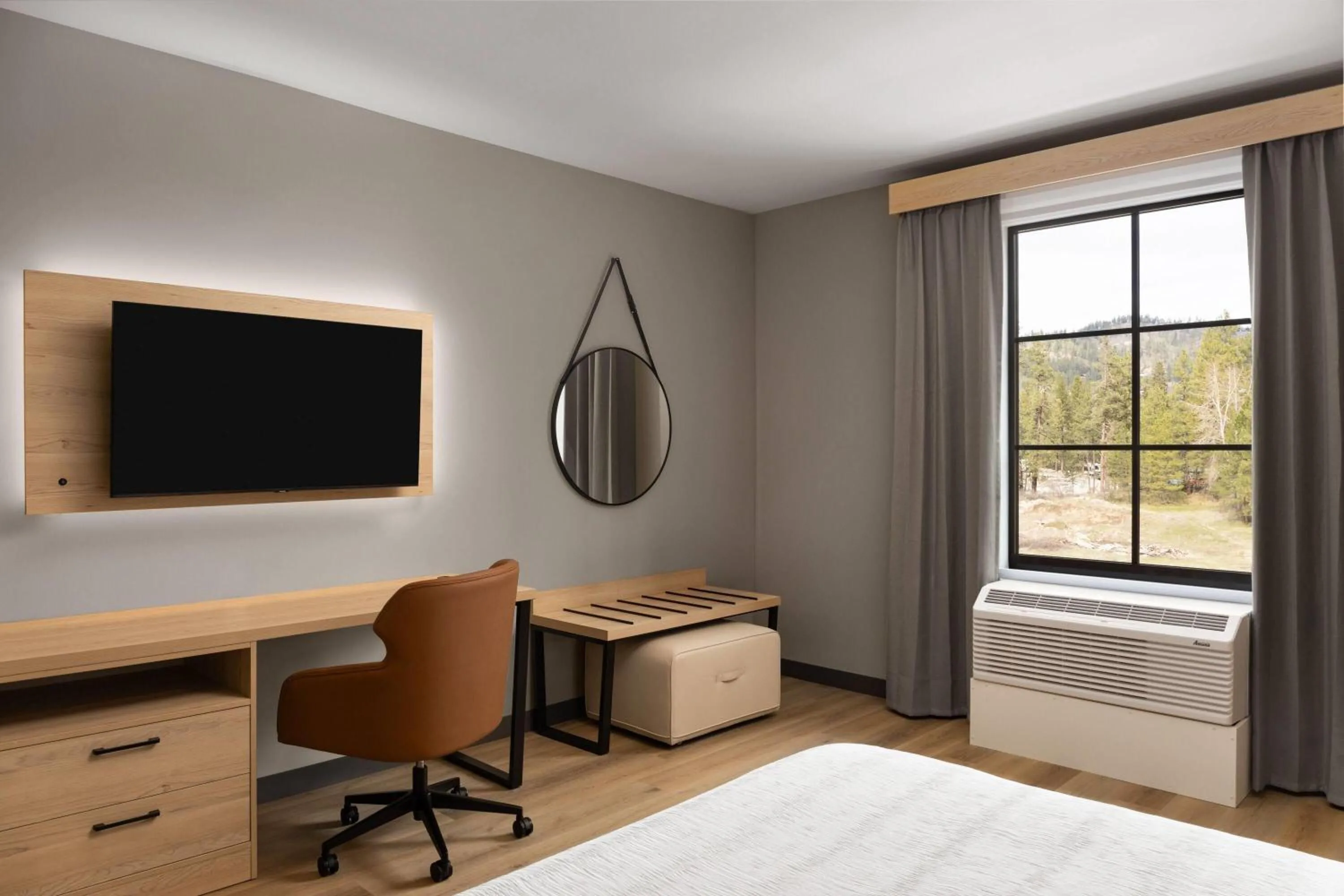 King Room with Mobility Access and Bathtub with Grab Bars, Non-Smoking in La Quinta Inn and Suites by Wyndham Leavenworth
