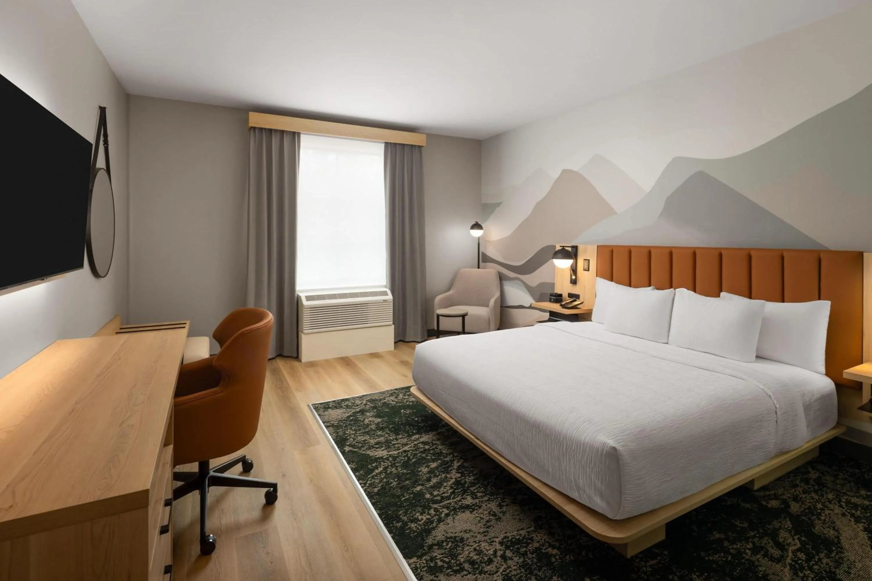 King Room with Roll-in Shower - Mobility Access/Non-Smoking in La Quinta Inn and Suites by Wyndham Leavenworth