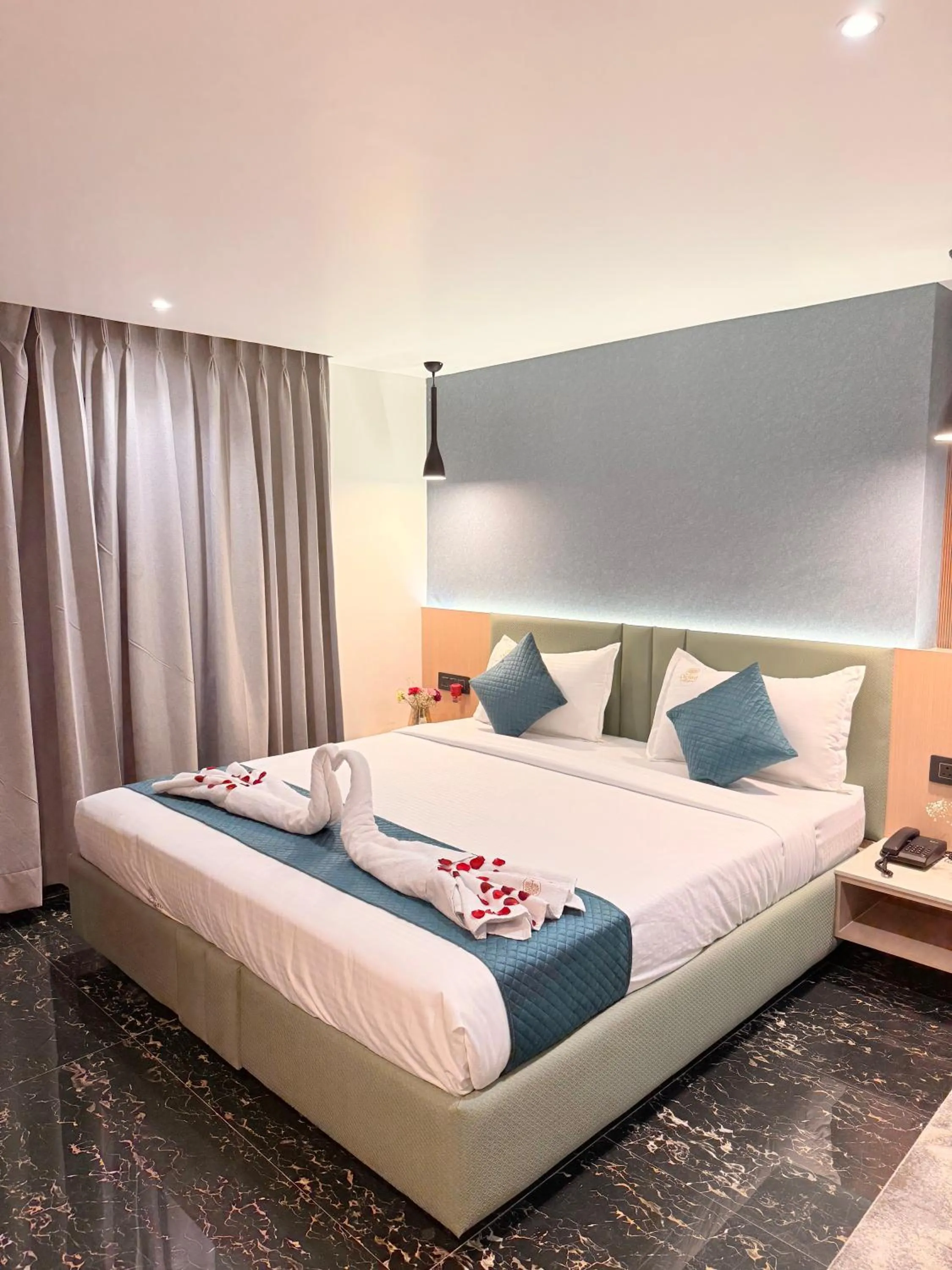 Bed in Hotel Deviram Palace, Agra