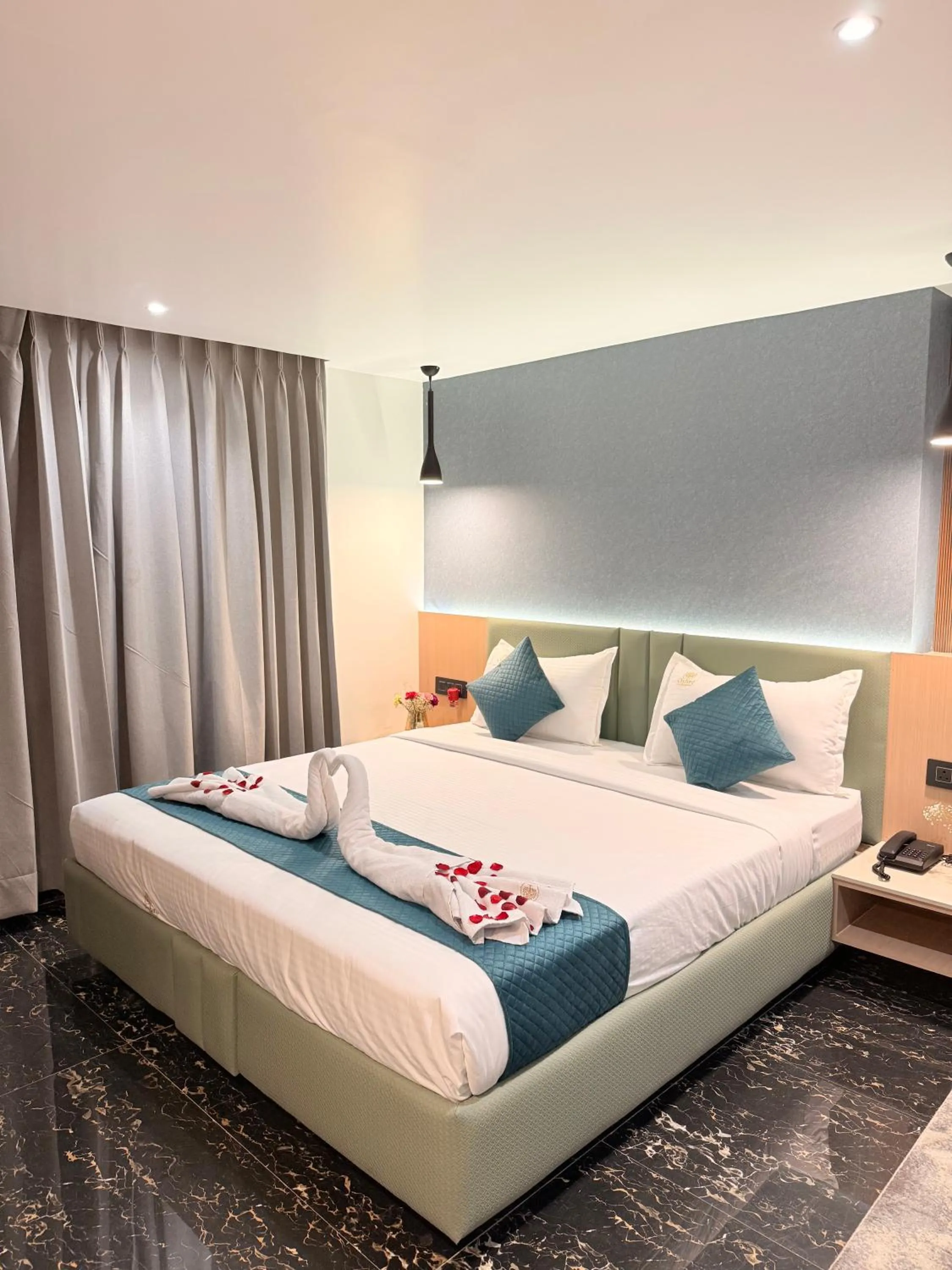 Bed in Hotel Deviram Palace, Agra