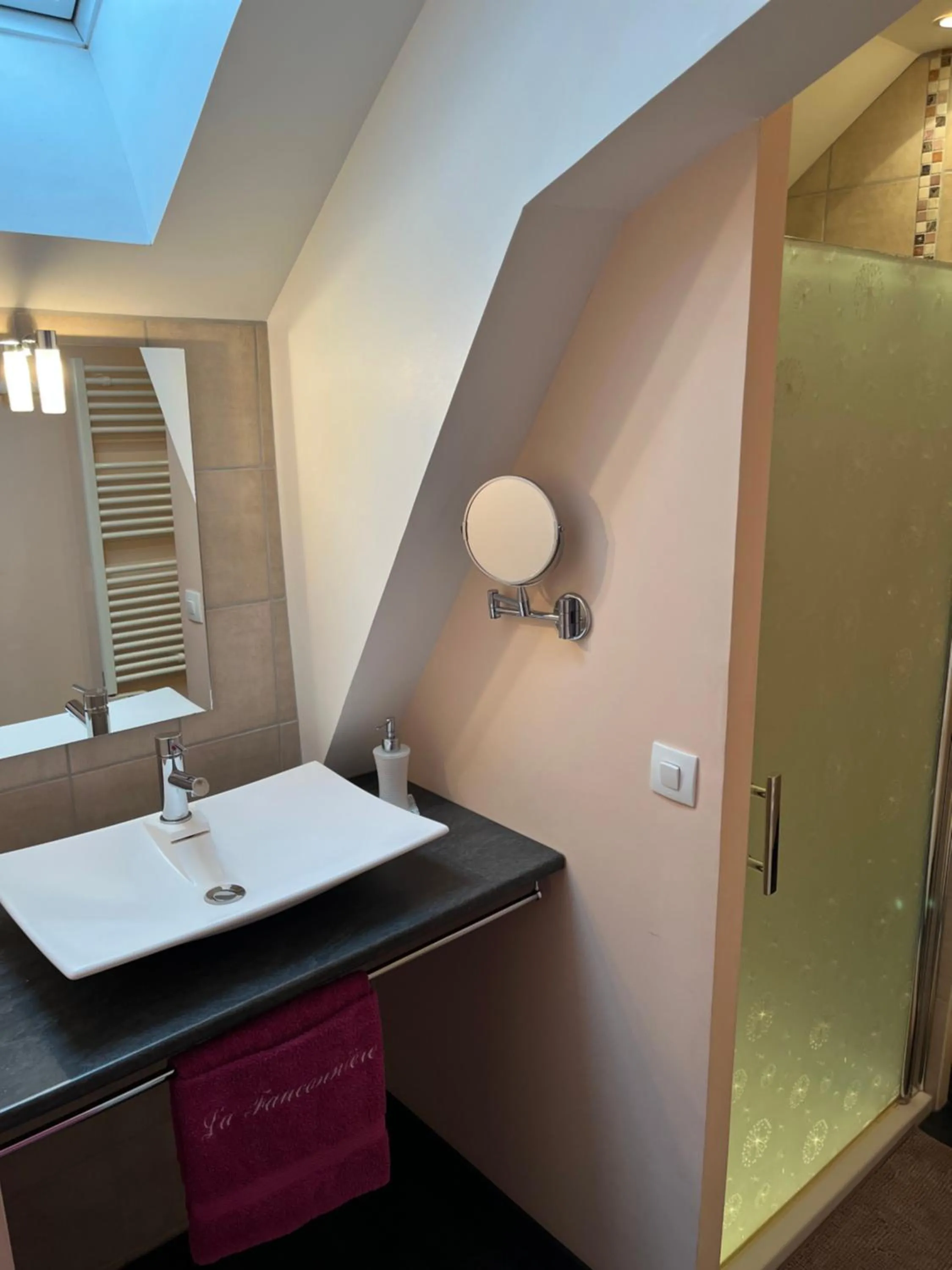 Shower in La Fauconnière