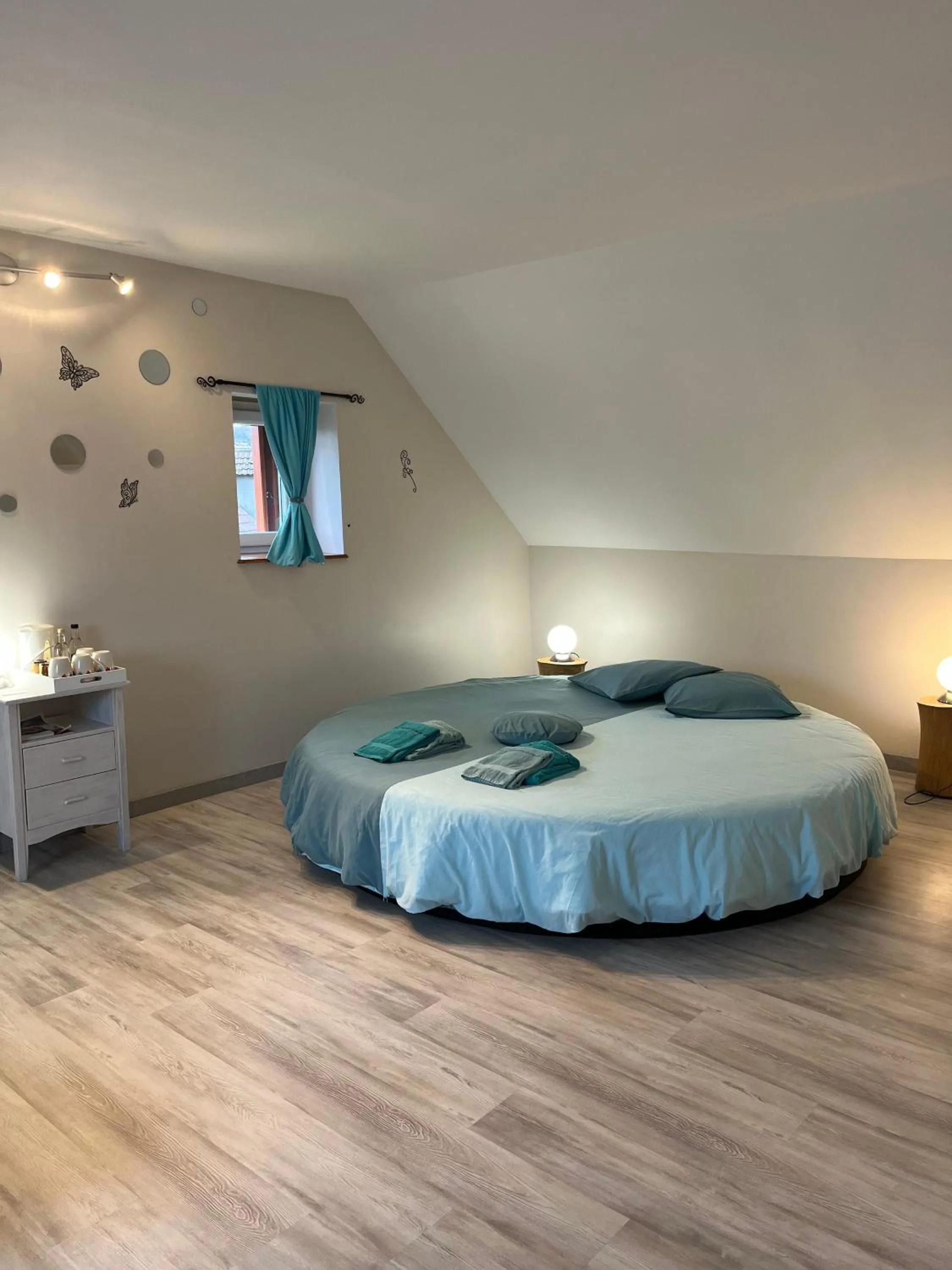 Bedroom, Bed in La Fauconnière