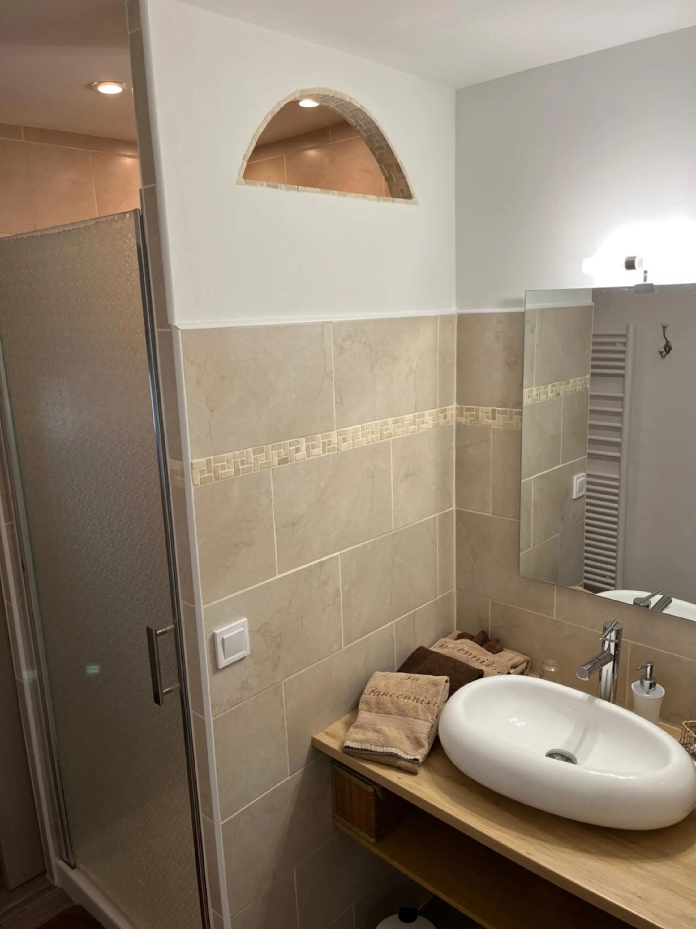 Shower in La Fauconnière