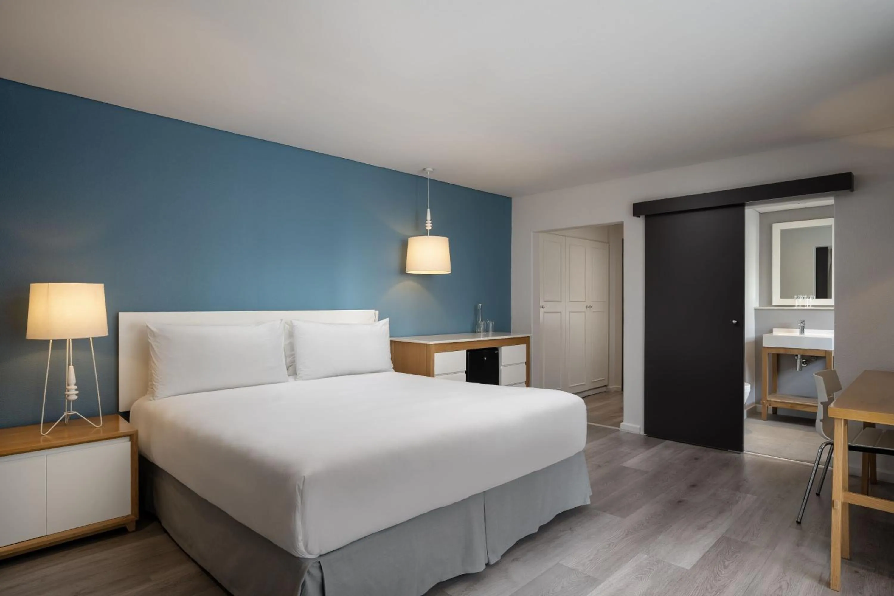 Photo of the whole room, Bed in Protea Hotel by Marriott Cape Town Sea Point