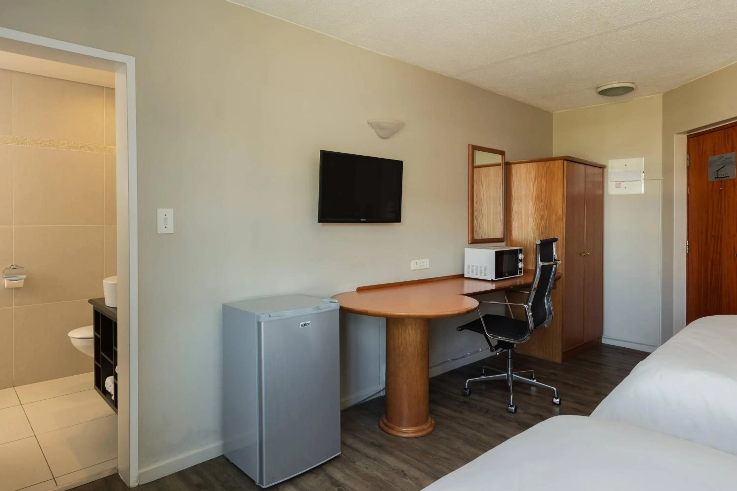 Photo of the whole room, Bed in Protea Hotel by Marriott Cape Town Tyger Valley