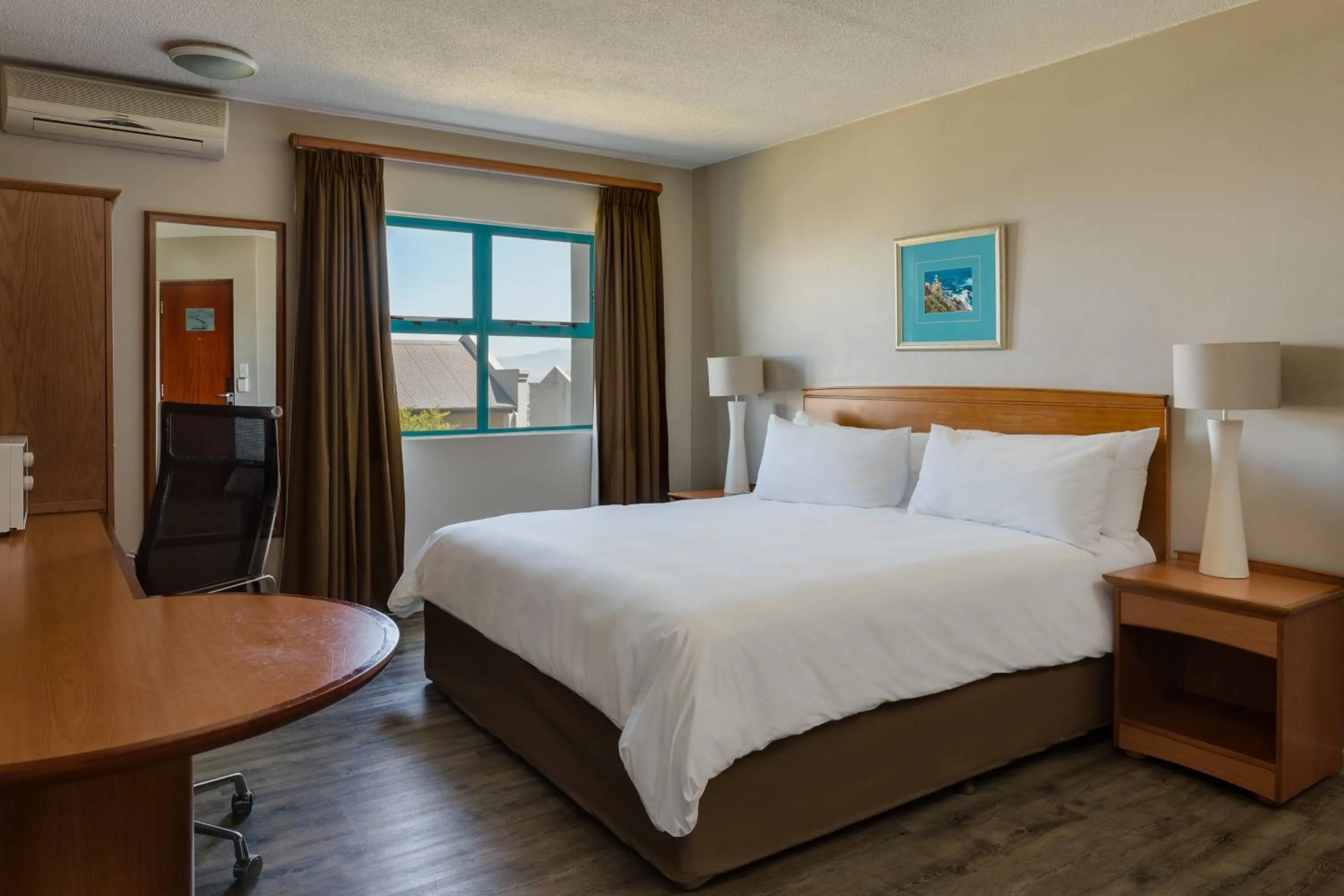 Photo of the whole room, Bed in Protea Hotel by Marriott Cape Town Tyger Valley