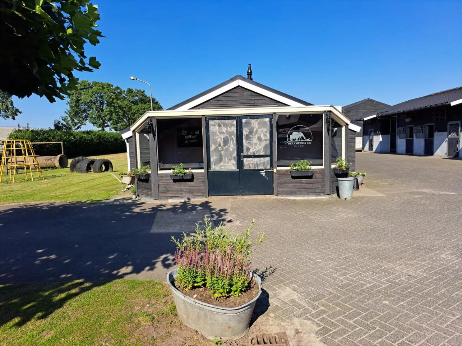 Facade/entrance in Boertel Lamperse Hei