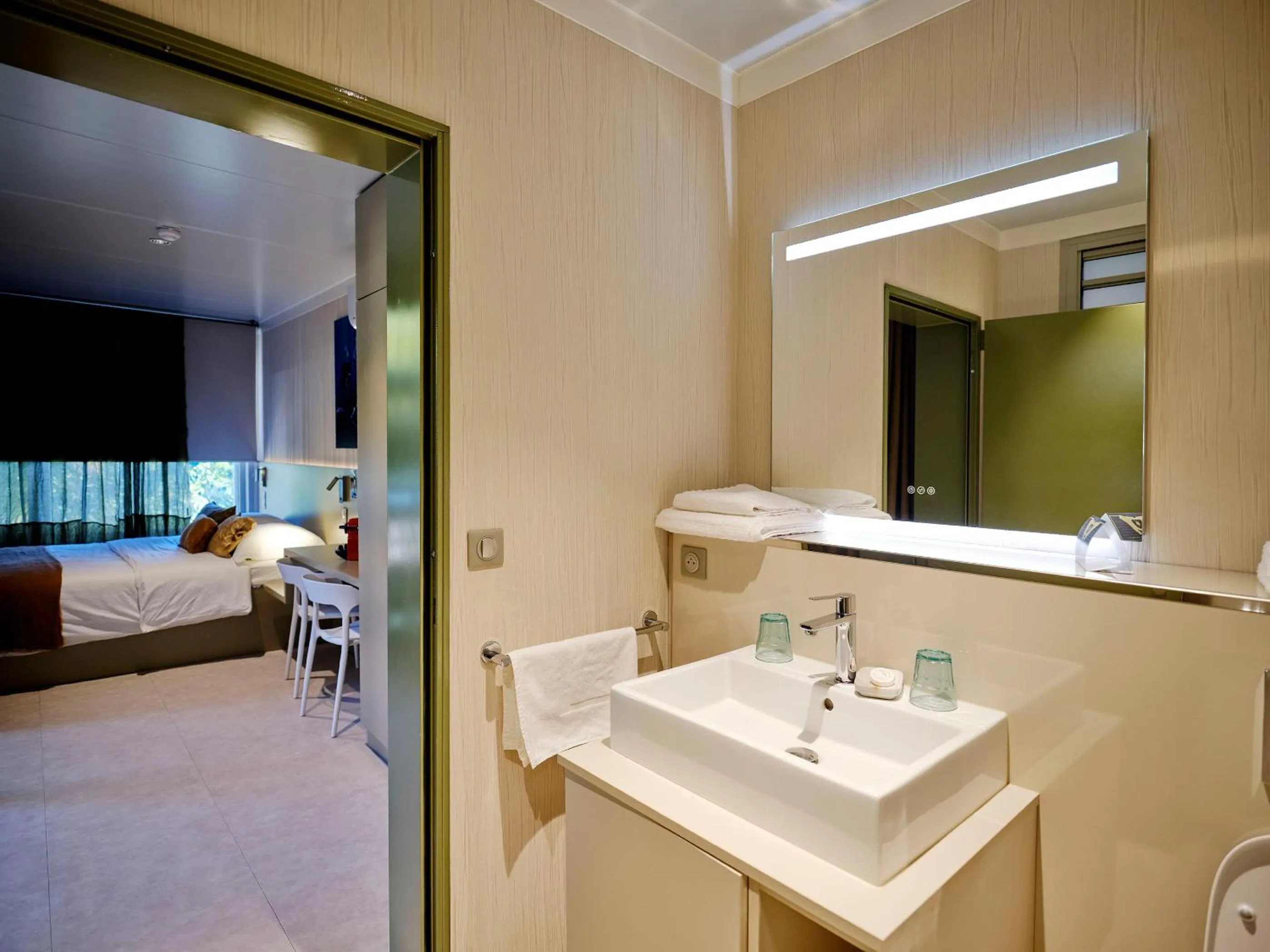 Shower, Bed in Le Jardin Maore