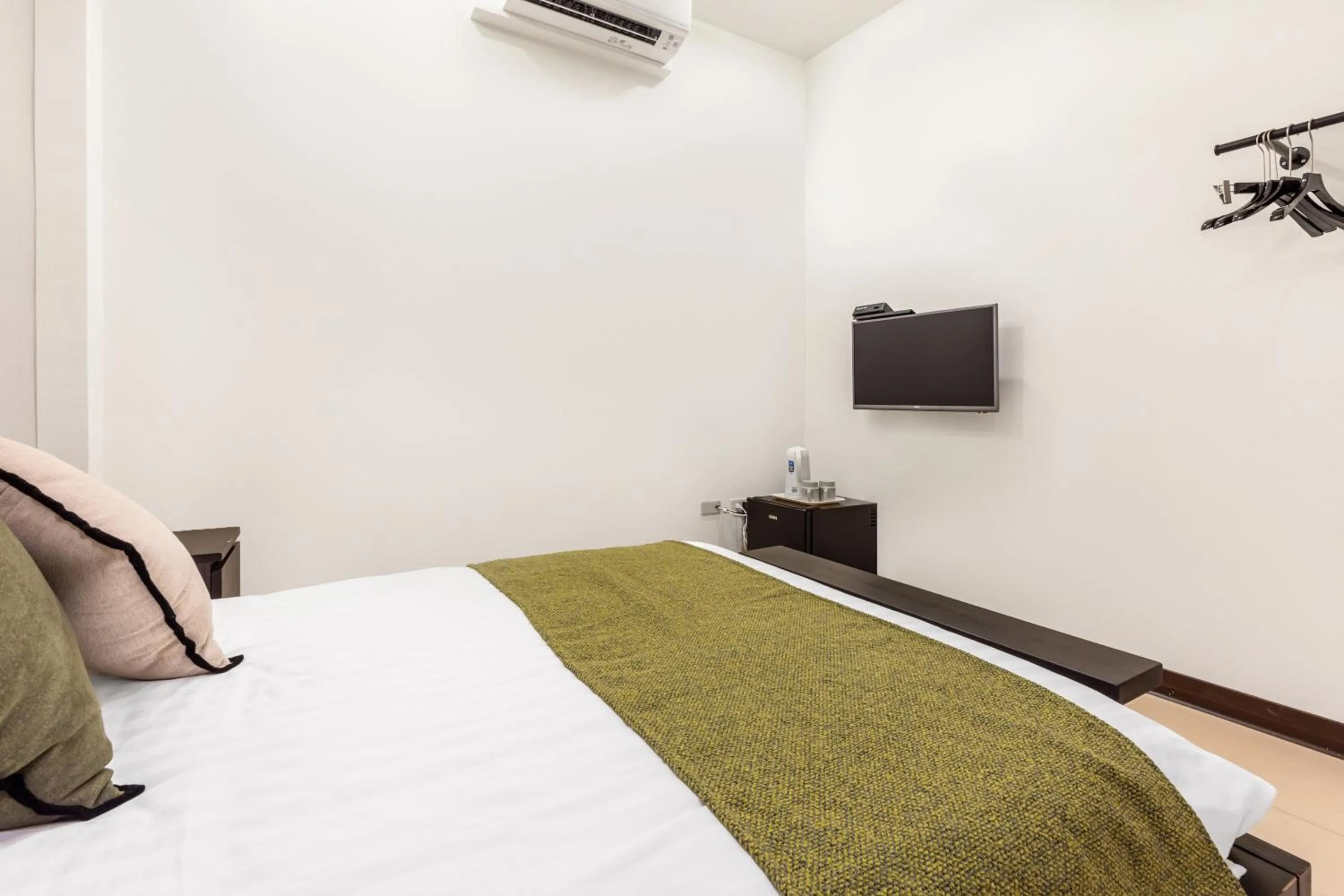 Photo of the whole room, Bed in Harmony Smart Stay