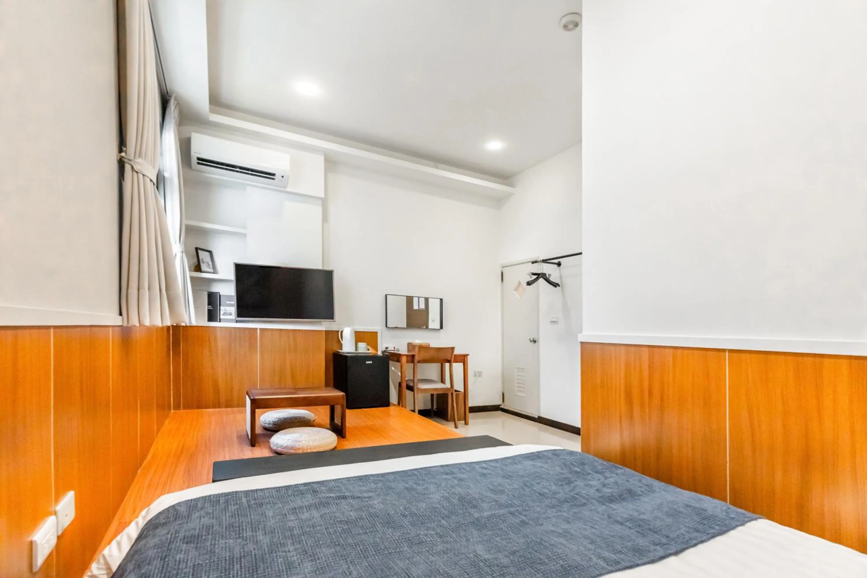 Photo of the whole room, Bed in Harmony Smart Stay