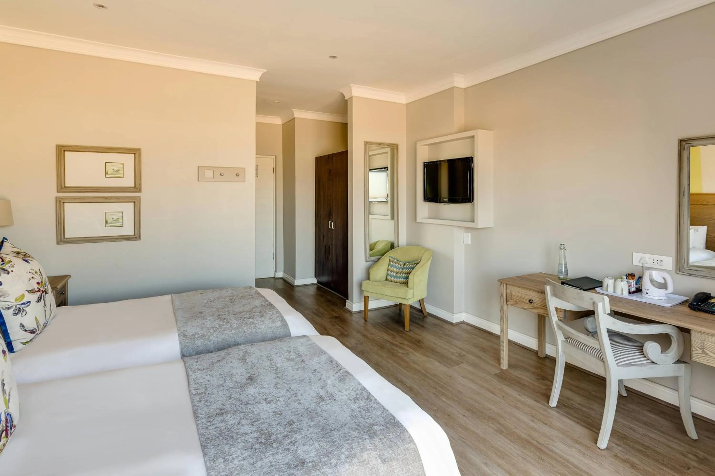 Photo of the whole room, Bed in Protea Hotel by Marriott Stellenbosch & Conference Centre