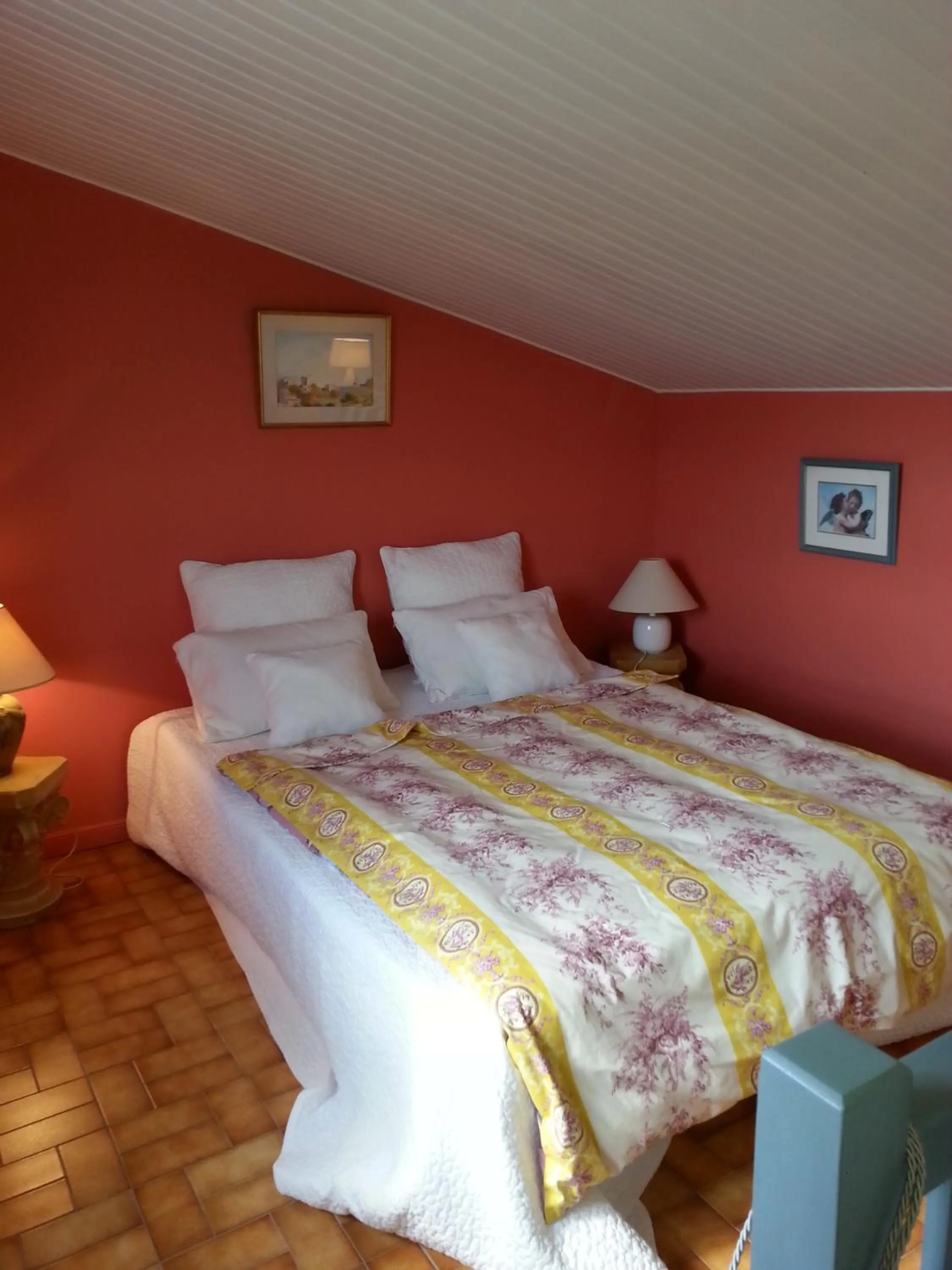 Photo of the whole room, Bed in La Petite Maison de Marie Louise