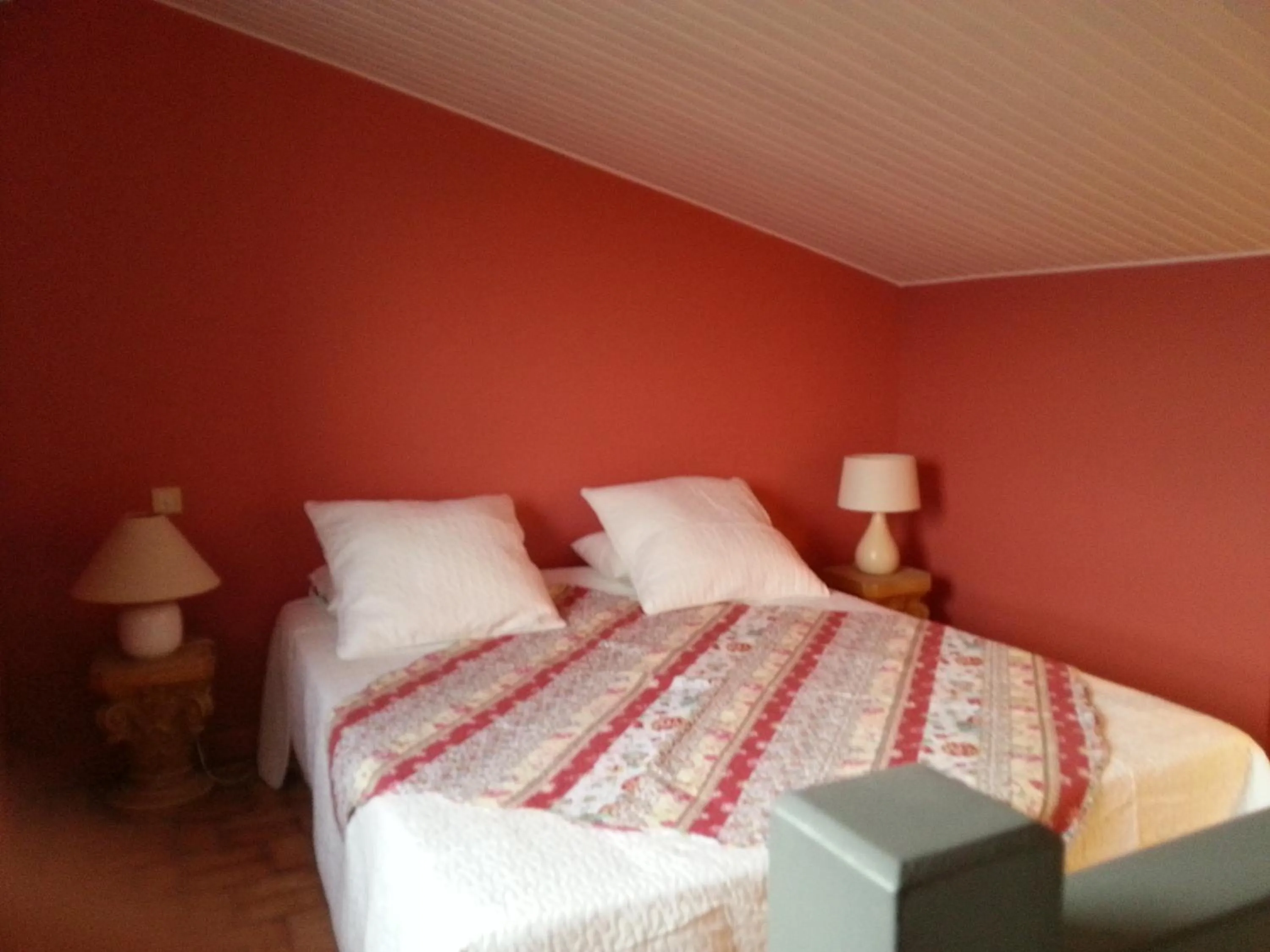 Photo of the whole room, Bed in La Petite Maison de Marie Louise