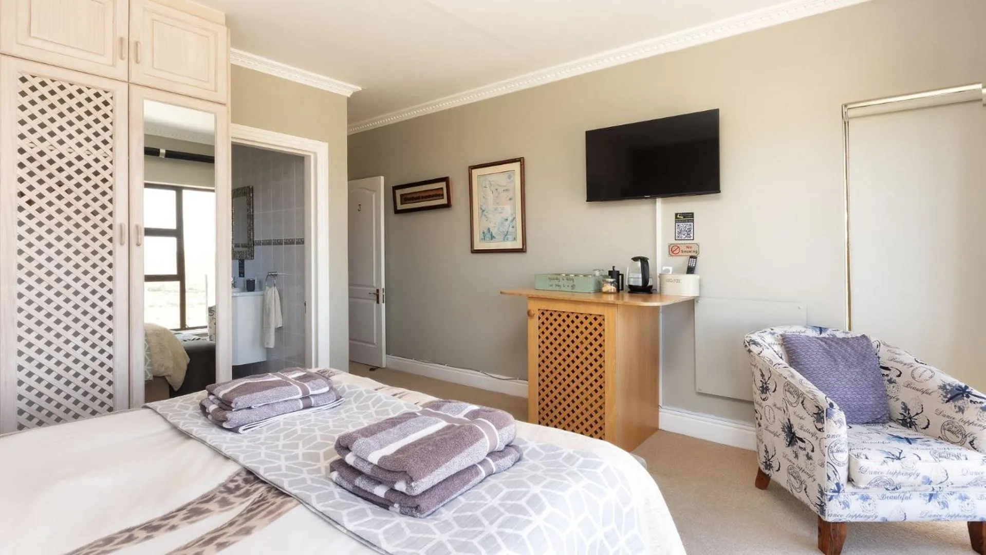 TV and multimedia, Bed in Fly Me To The Moon Guesthouse