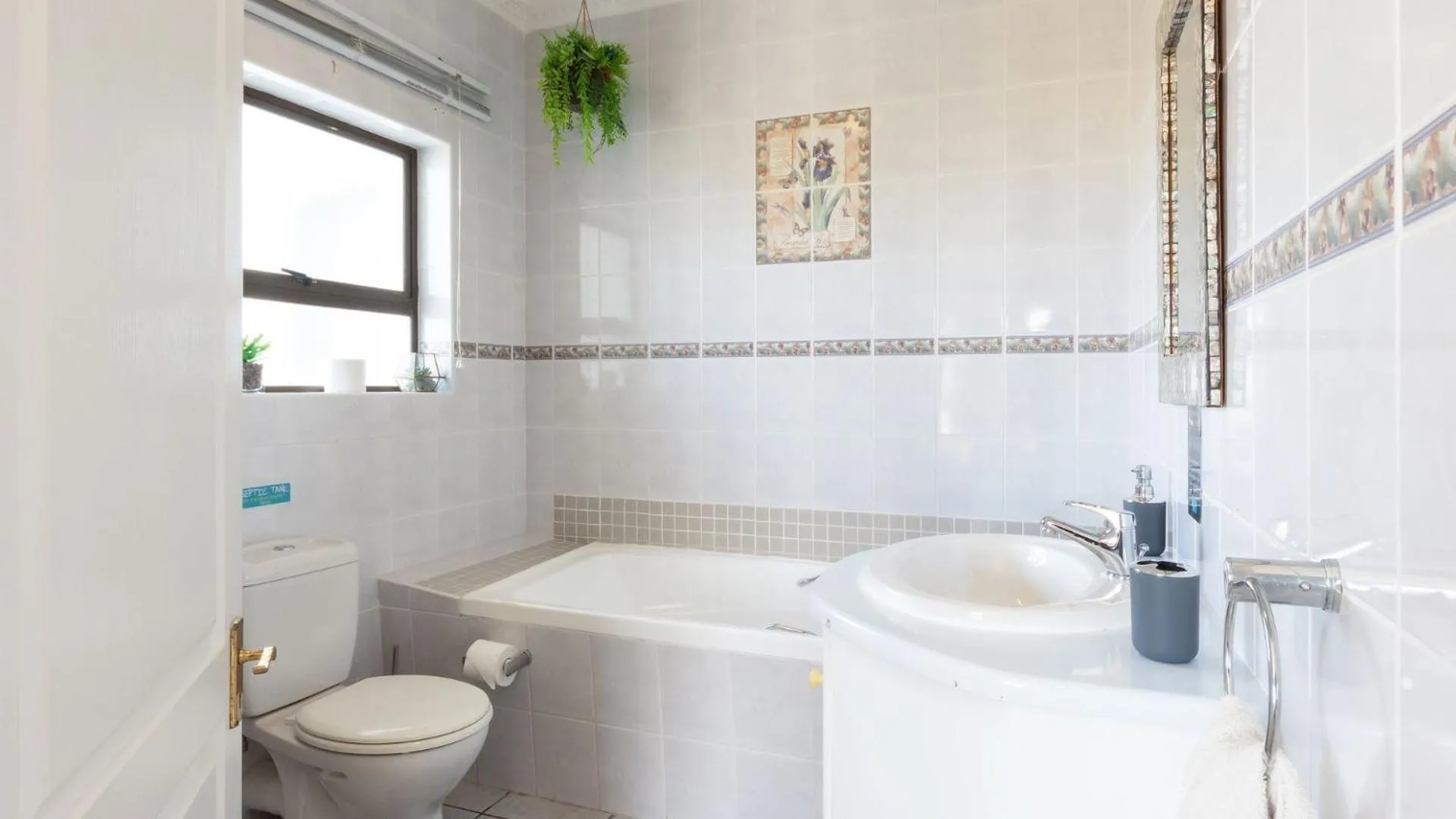 Toilet in Fly Me To The Moon Guesthouse