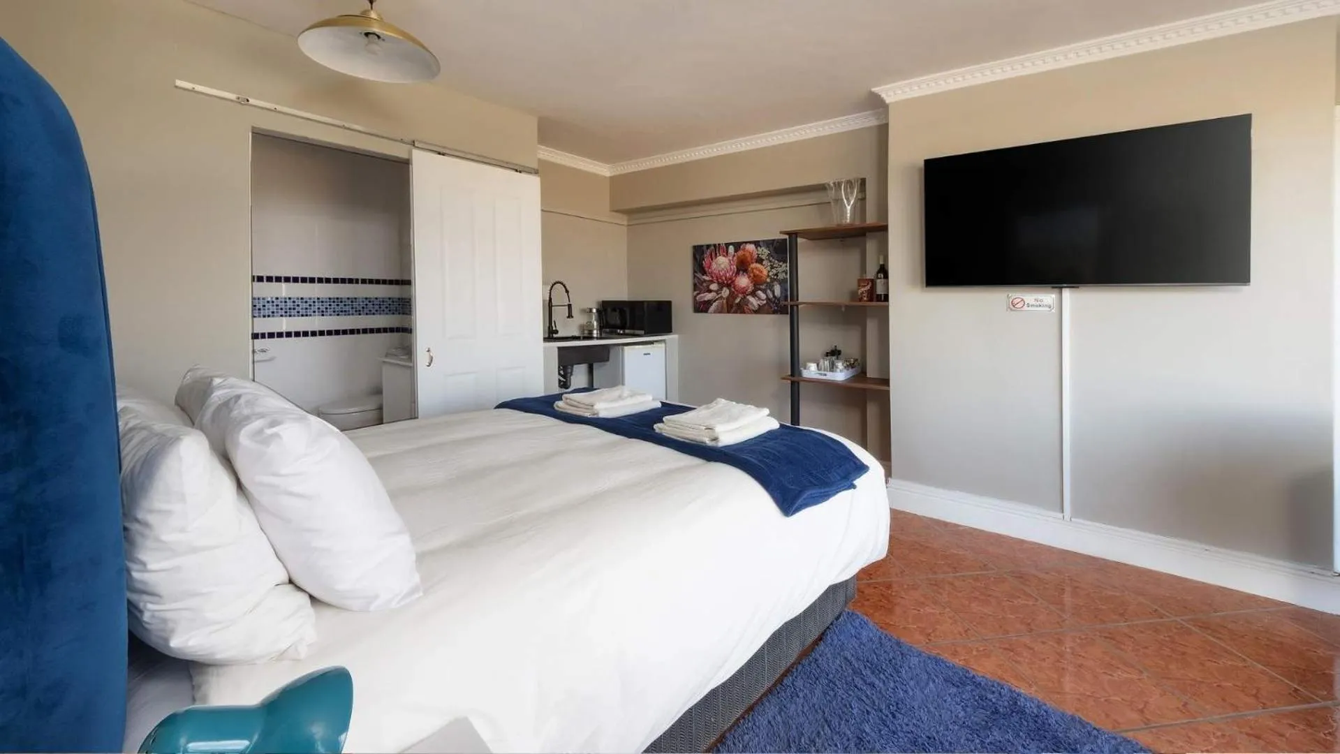 TV and multimedia, Bed in Fly Me To The Moon Guesthouse