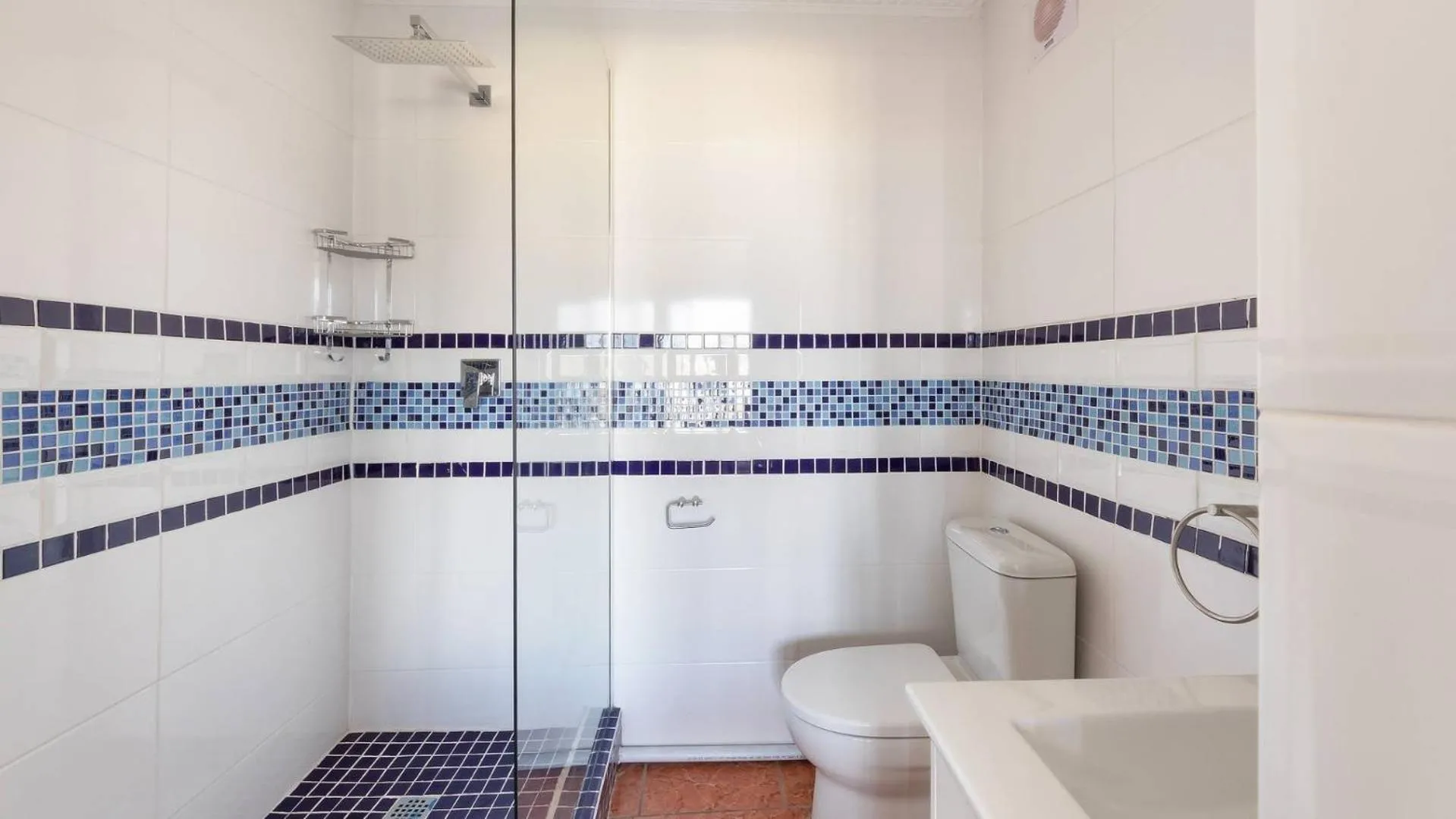 Shower in Fly Me To The Moon Guesthouse