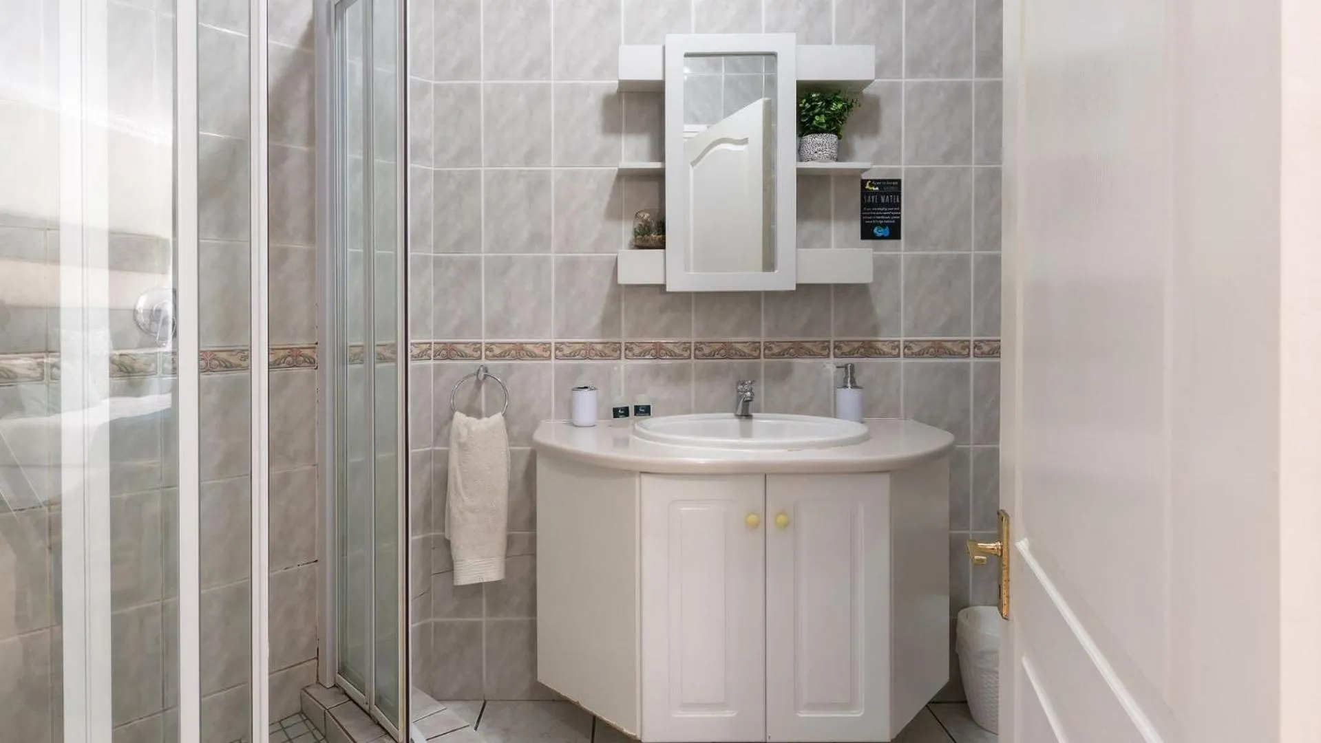 Shower in Fly Me To The Moon Guesthouse