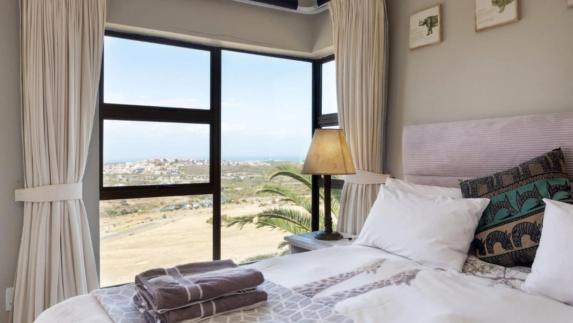 View (from property/room), Bed in Fly Me To The Moon Guesthouse