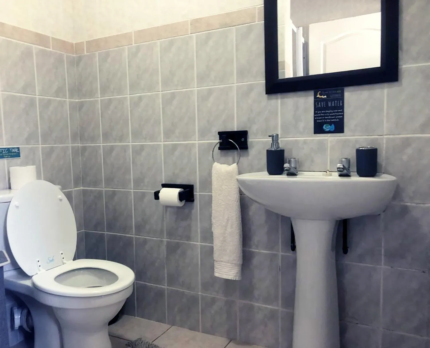 Toilet in Fly Me To The Moon Guesthouse