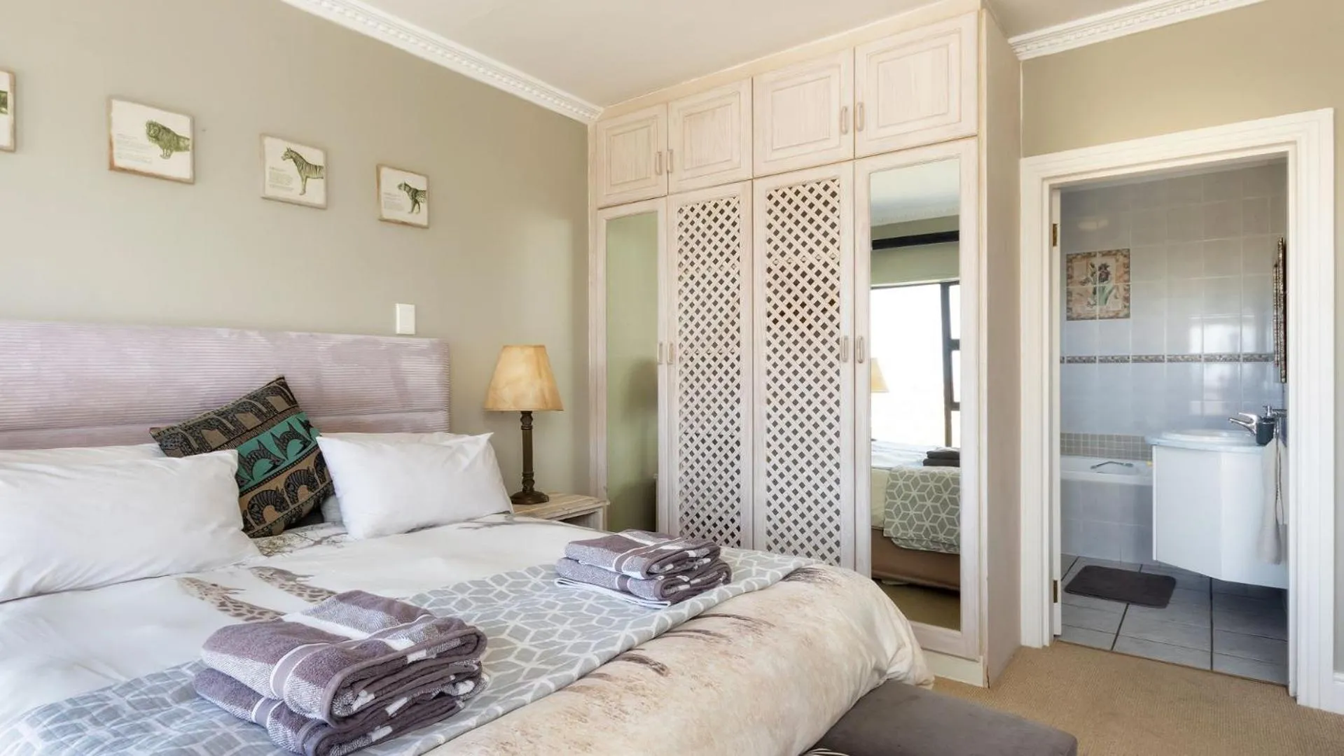 Bed in Fly Me To The Moon Guesthouse