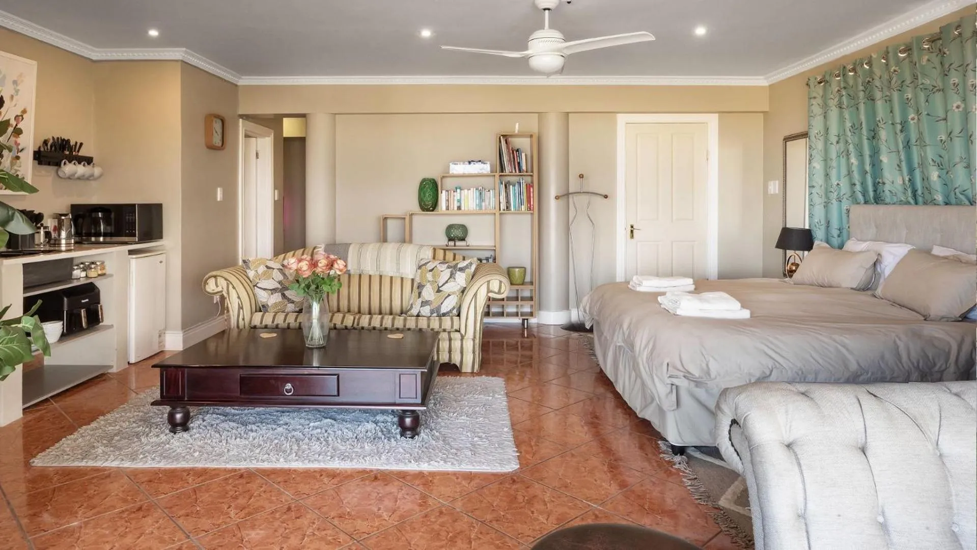 Kitchen or kitchenette, Bed in Fly Me To The Moon Guesthouse