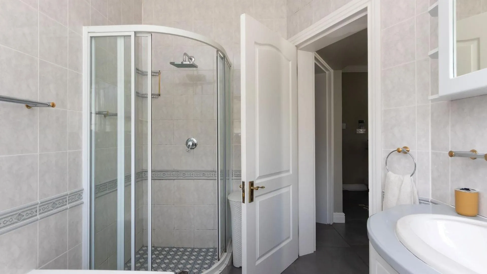 Shower in Fly Me To The Moon Guesthouse