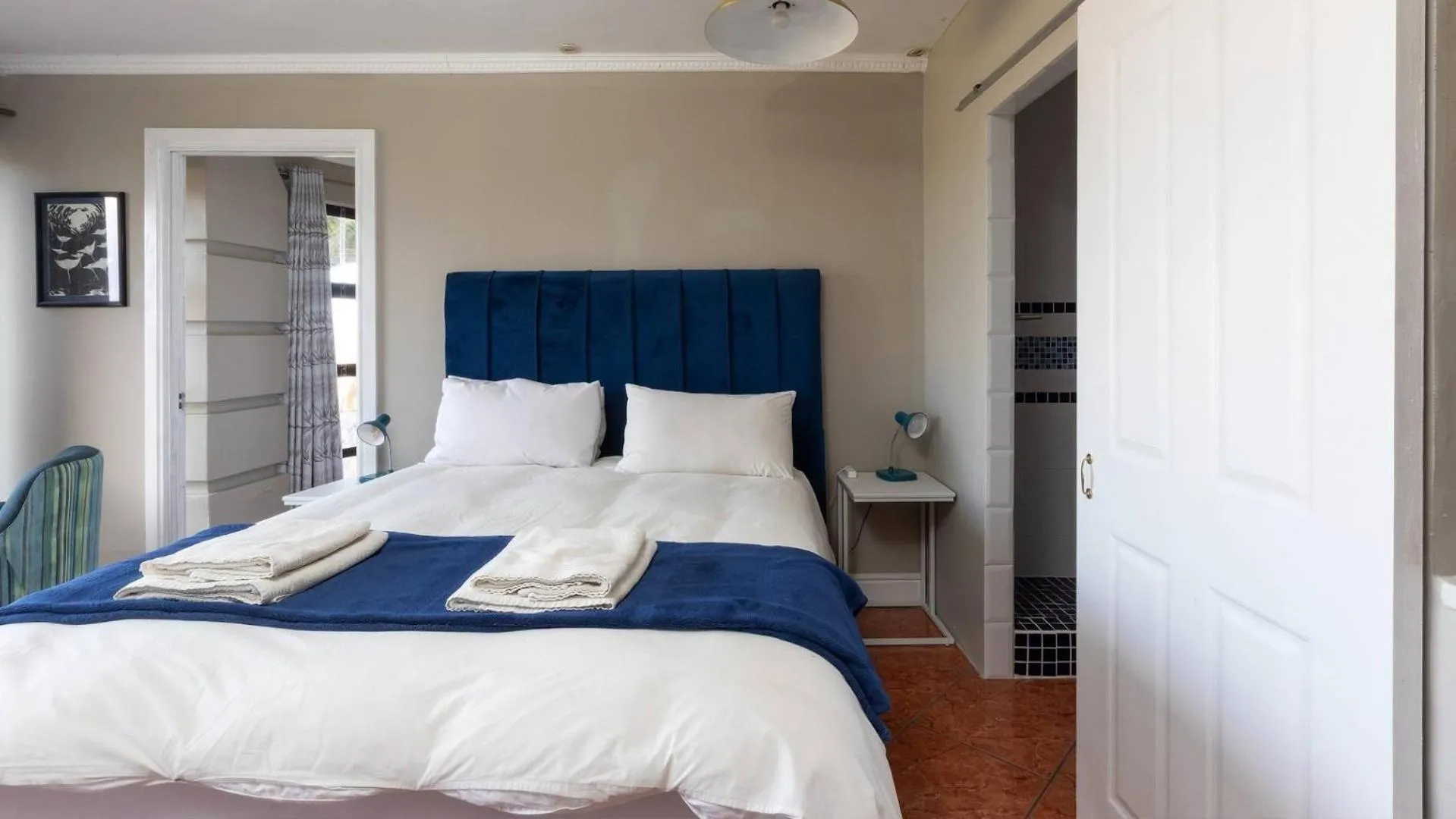 Bed in Fly Me To The Moon Guesthouse