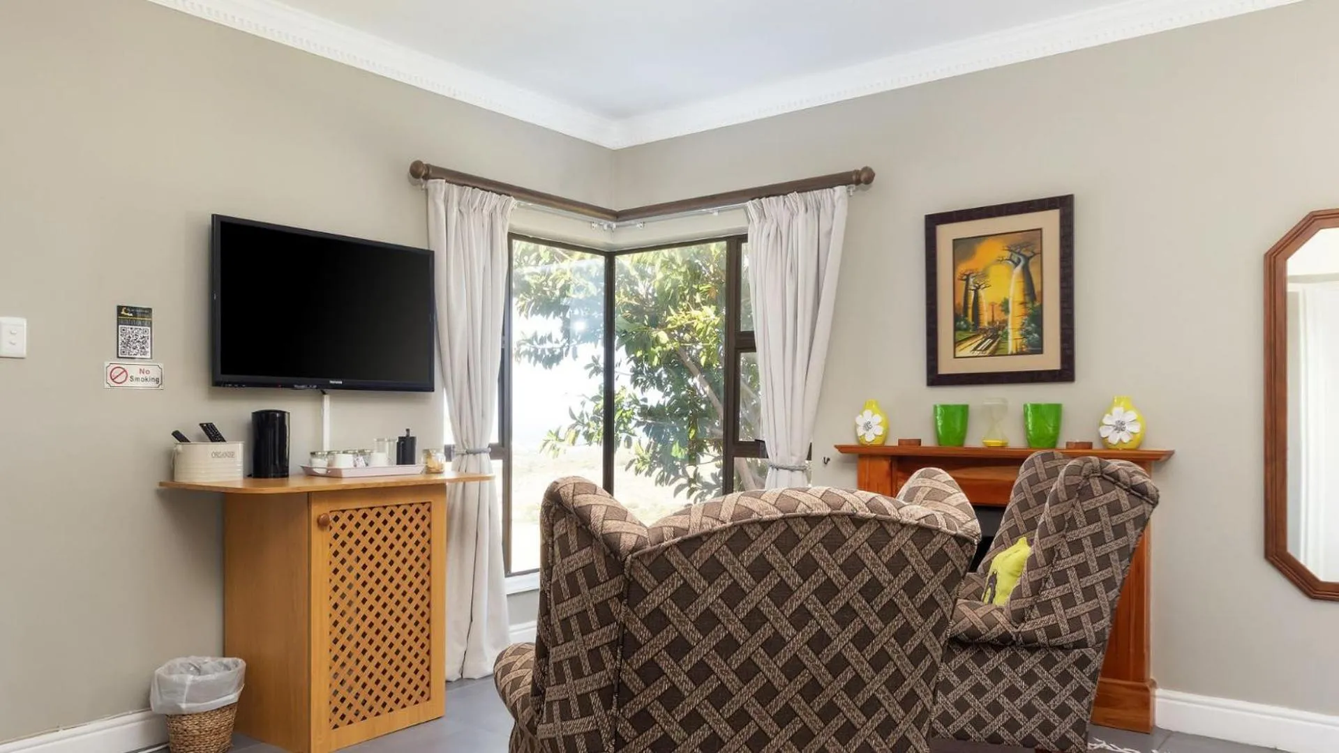 TV and multimedia in Fly Me To The Moon Guesthouse