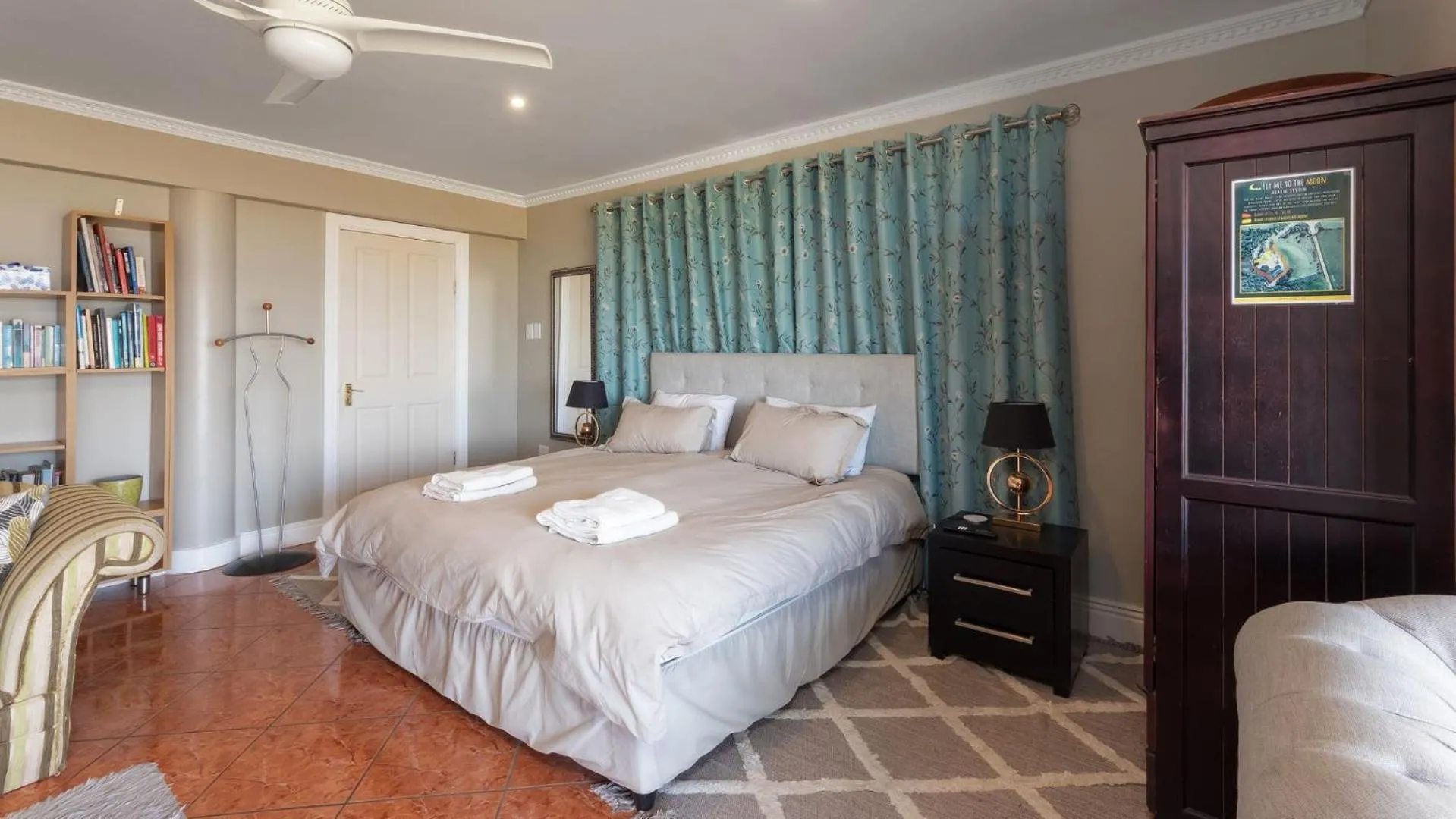Bed in Fly Me To The Moon Guesthouse